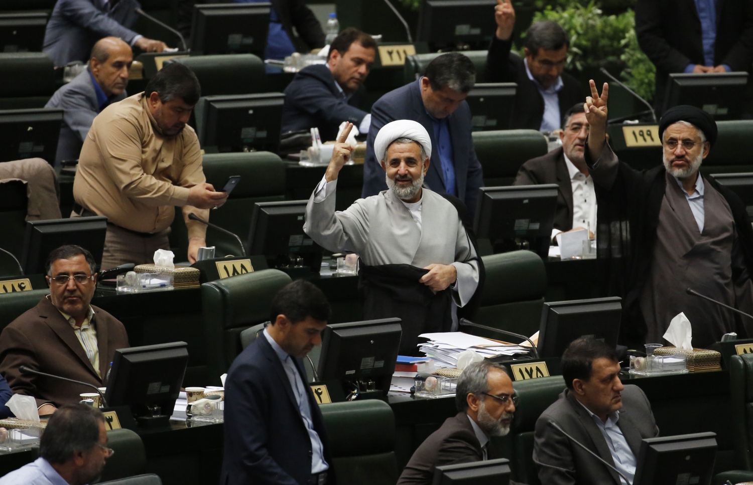 އީރާނުގެ ރައީސް ހަސަން ރޫހާނީ ޕާލަމެންޓުގައި ވާހަކަ ދައްކަވާ އިރު މެންބަރުންގެ ޝުއޫރުތައް އިޝާރާތުން ފާޅު ކުރައްވަނީ. --ފޮޓޯ:އޭއެފްޕީ