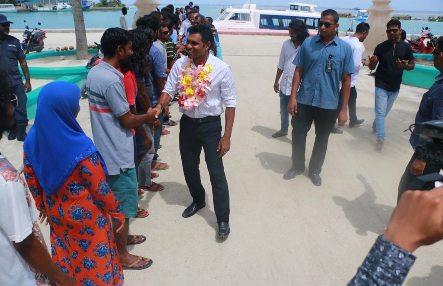 އިދިކޮޅު ރަނިންމޭޓް ފައިސަލް ނަސީމް މިއަދު ހިންމަފުއްޓަށް ވަަޑައިިގެން އެ ރަށުގެ ބައެއް މީހުންނާ ބައްދަލު ކުރައްވަނީ