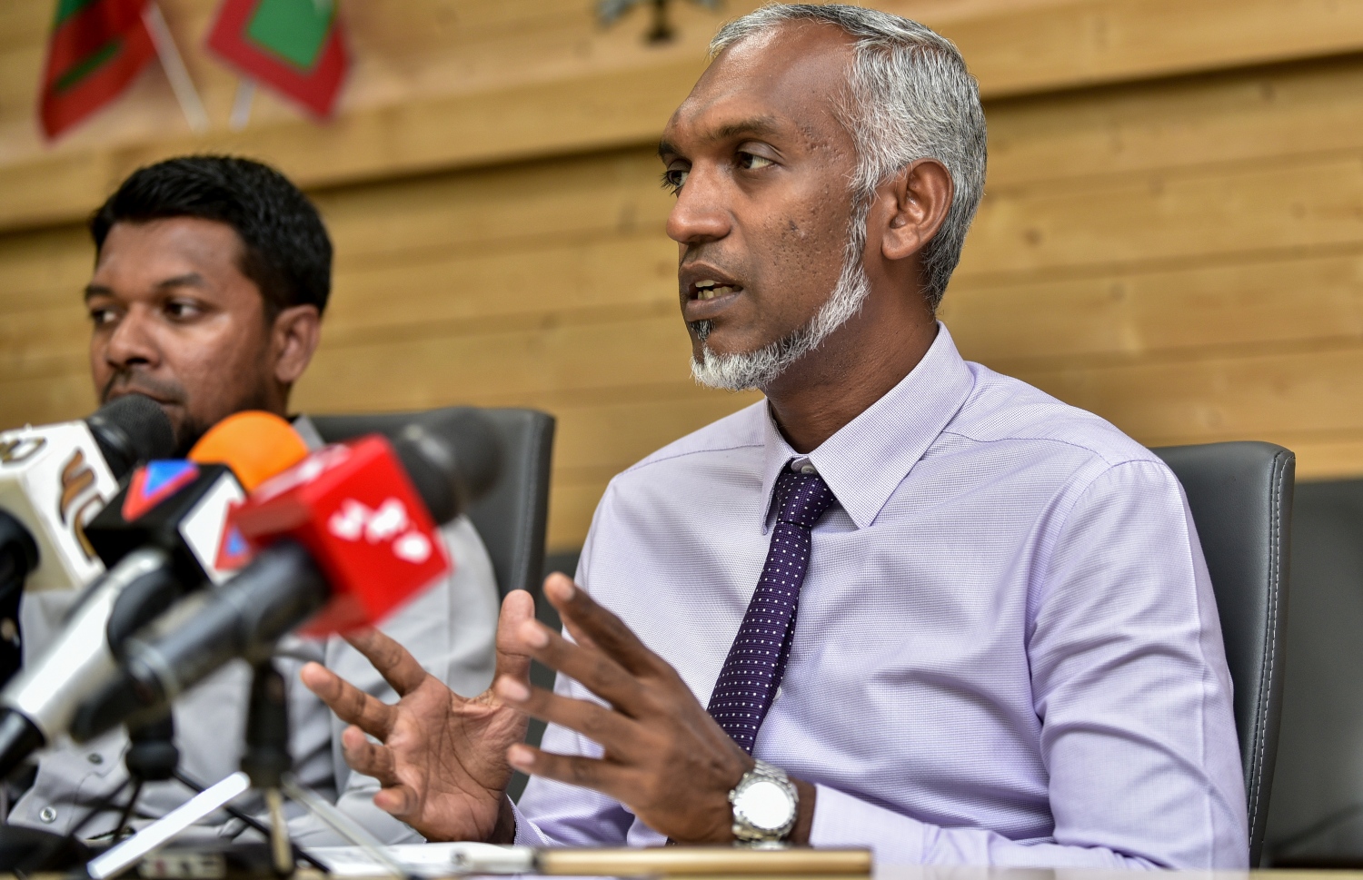 ހައުސިން މިނިސްޓަރު ޑރ. މުހައްމަދު މުއިއްޒު ނޫސްވެރިންނާ ވާހަކަ ދައްކަވަނީ: ދާއިމީ ލިސްޓު އިއުލާންކުރާނީ ޝަކުވާތަކަށް ވަކިވަކިން ޖަވާބު ދެއްވުމަށް ފަހު ކަމަށް ވިދާޅުވި. --ފޮޓޯ:ހުސެއިން ވަހީދު/މިހާރު