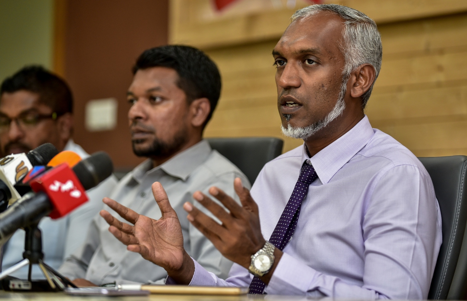 މިނިސްޓަރު މުއިއްޒު ނޫސްވެރިންނާ ވާހަކަ ދައްކަވަނީ. --ފޮޓޯ: އަލީ ނިޝާތު/މިހާރު