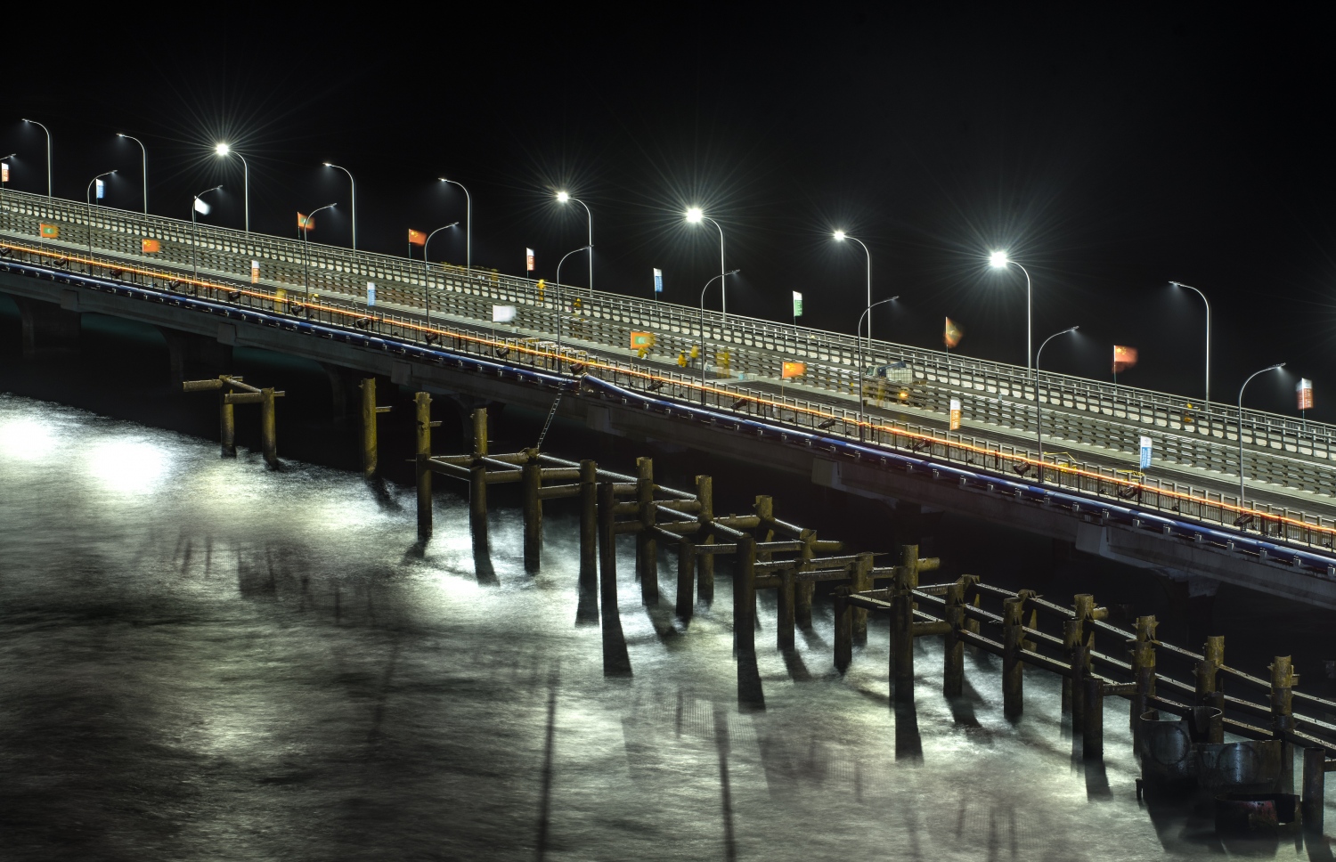 އޮގަސްޓް 29، 2018- ޗައިނާގެ އެހީތެރިކަމާ އެކު ހަދާފައިވާ މާލެ-ހުޅުމާލެ ބްރިޖު ރޭގަނޑު ދިއްލާފައިވާއިރު ދުރުން ފެންނަ ގޮތް: މިއީ ރައީސް ޔާމީންގެ ސަރުކާރުން ހިންގި ތަރައްގީގެ، އެންމެ މުހިންމު އެއް މަޝްރޫއު.---ފޮޓޯ: ނިޝާން އަލީ/މިހާރު