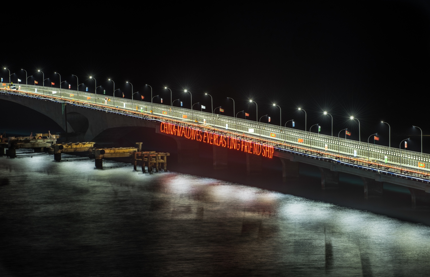 އޮގަސްޓް 29، 2018- ޗައިނާގެ އެހީތެރިކަމާ އެކު ހަދާފައިވާ މާލެ-ހުޅުމާލެ ބްރިޖު ރޭގަނޑު ދިއްލާފައިވާއިރު ދުރުން ފެންނަ ގޮތް: މިއީ ރައީސް ޔާމީންގެ ސަރުކާރުން ހިންގި ތަރައްގީގެ، އެންމެ މުހިންމު އެއް މަޝްރޫއު.---ފޮޓޯ: ނިޝާން އަލީ/މިހާރު