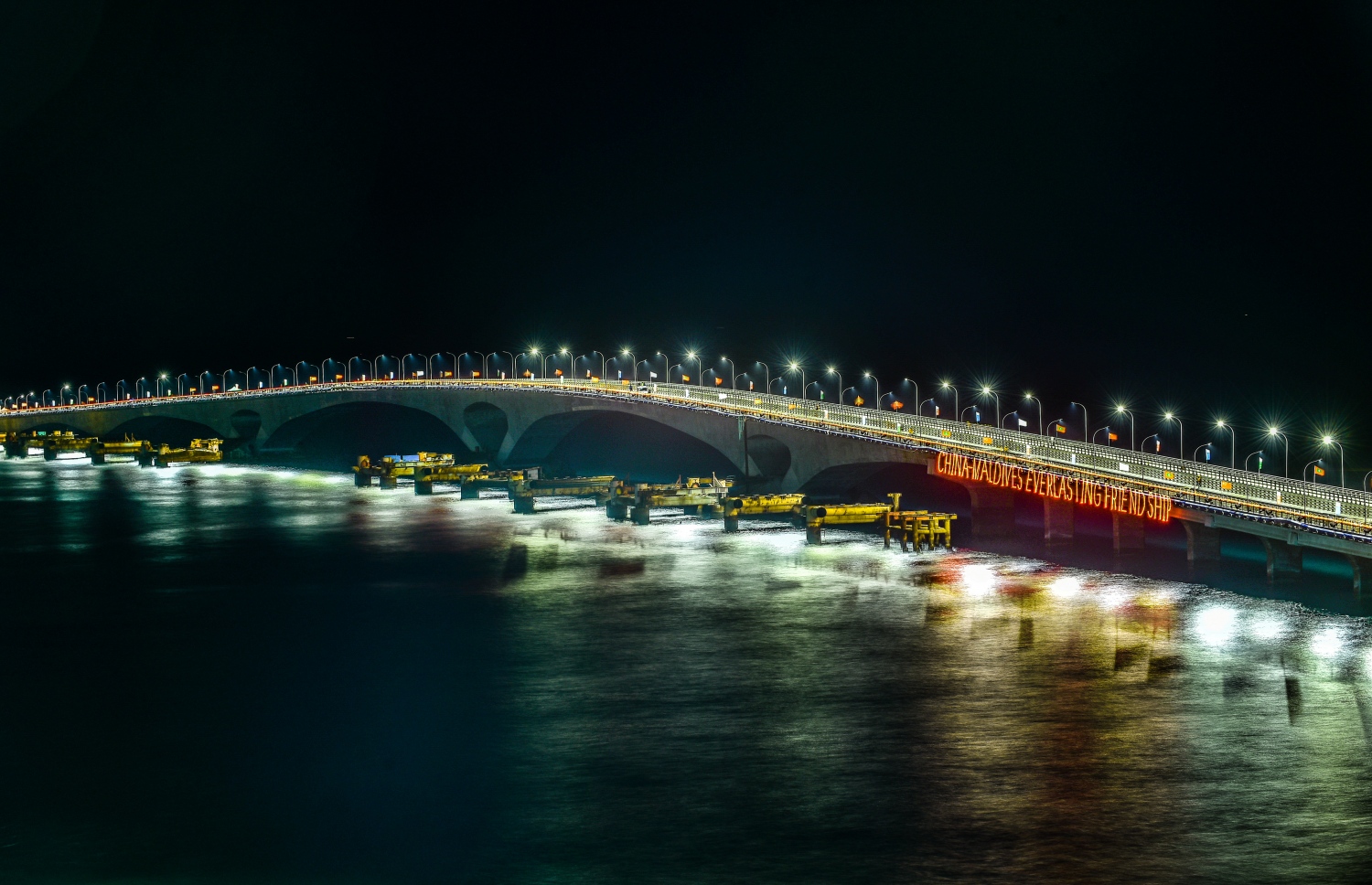 އޮގަސްޓް 29، 2018- ޗައިނާގެ އެހީތެރިކަމާ އެކު ހަދާފައިވާ މާލެ-ހުޅުމާލެ ބްރިޖު ރޭގަނޑު ދިއްލާފައިވާއިރު ދުރުން ފެންނަ ގޮތް: މިއީ ރައީސް ޔާމީންގެ ސަރުކާރުން ހިންގި ތަރައްގީގެ، އެންމެ މުހިންމު އެއް މަޝްރޫއު.---ފޮޓޯ: ނިޝާން އަލީ/މިހާރު