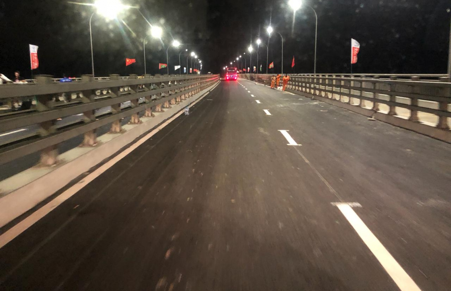 އޮގަސްޓް 29، 2018- ޗައިނާގެ އެހީތެރިކަމާ އެކު ހަދާފައިވާ މާލެ-ހުޅުމާލެ ބްރިޖު ރޭގަނޑު ދިއްލާފައިވާއިރު، ބްރިޖުމަތީގައި ދުއްވަން ގެނެސްފައިވާ، އެމްޕީއެލްގެ ބަސްތަކެއް މިރޭ ރިހާސަލްގައި: މިއީ ރައީސް ޔާމީންގެ ސަރުކާރުން ހިންގި ތަރައްގީގެ، ވަރަށް މުހިންމު މަޝްރޫއެއް.---ފޮޓޯ: ޖަމީލް/މިހާރު