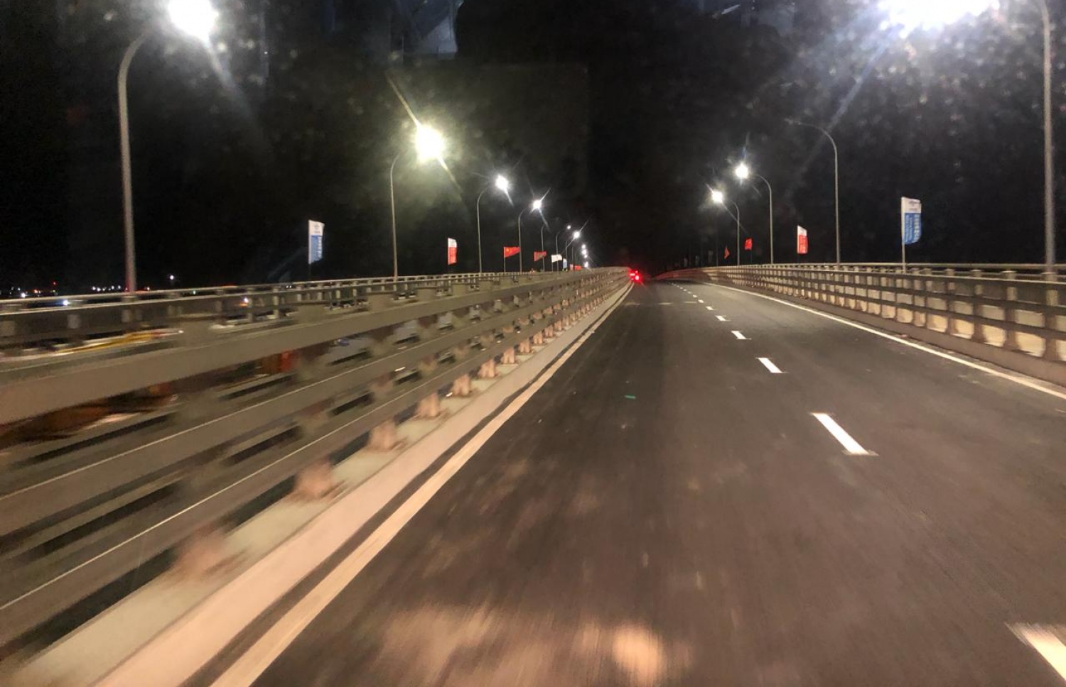 އޮގަސްޓް 29، 2018- ޗައިނާގެ އެހީތެރިކަމާ އެކު ހަދާފައިވާ މާލެ-ހުޅުމާލެ ބްރިޖު ރޭގަނޑު ދިއްލާފައިވާއިރު ފެންނަ ގޮތް.---ފޮޓޯ: ޖަމީލް/މިހާރު