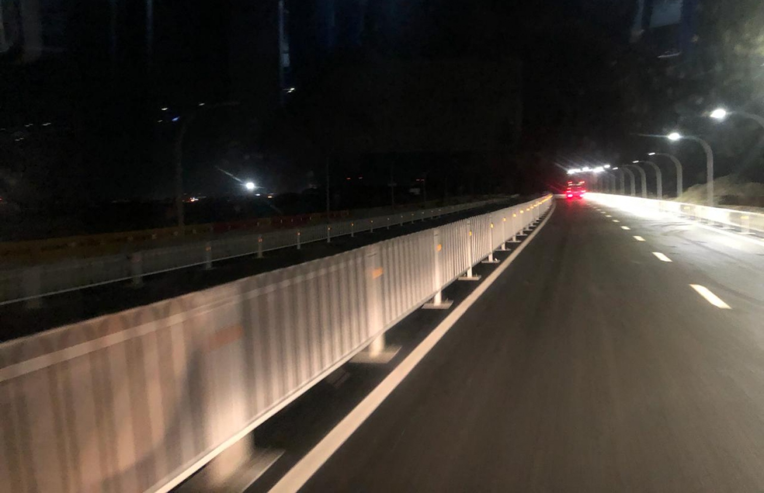 އޮގަސްޓް 29، 2018- ޗައިނާގެ އެހީތެރިކަމާ އެކު ހަދާފައިވާ މާލެ-ހުޅުމާލެ ބްރިޖު ރޭގަނޑު ދިއްލާފައިވާއިރު ފެންނަ ގޮތް.---ފޮޓޯ: މިހާރު