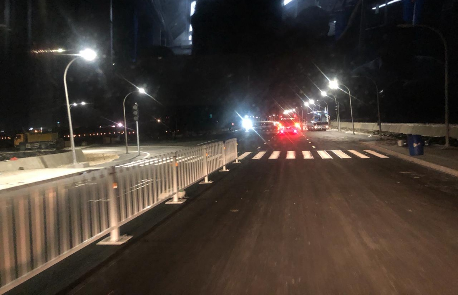 އޮގަސްޓް 29، 2018- ޗައިނާގެ އެހީތެރިކަމާ އެކު ހަދާފައިވާ މާލެ-ހުޅުމާލެ ބްރިޖު ރޭގަނޑު ދިއްލާފައިވާއިރު، ބްރިޖުމަތީގައި ދުއްވަން ގެނެސްފައިވާ، އެމްޕީއެލްގެ ބަސްތަކެއް މިރޭ ރިހާސަލްގައި: މިއީ ރައީސް ޔާމީންގެ ސަރުކާރުން ހިންގި ތަރައްގީގެ، ވަރަށް މުހިންމު މަޝްރޫއެއް.---ފޮޓޯ: ޖަމީލް/މިހާރު