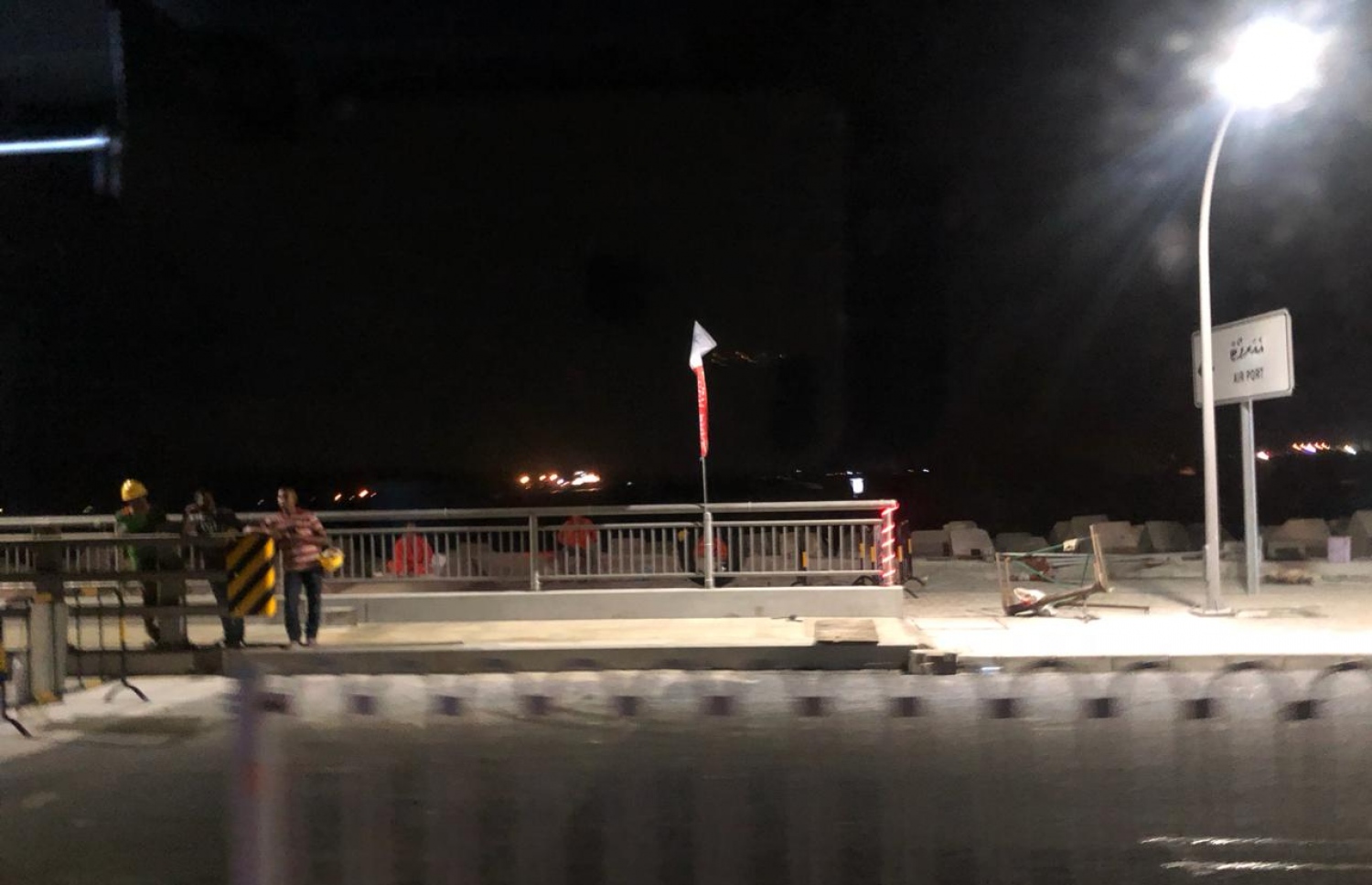 އޮގަސްޓް 29، 2018- ޗައިނާގެ އެހީތެރިކަމާ އެކު ހަދާފައިވާ މާލެ-ހުޅުމާލެ ބްރިޖުގެ ހުޅުމާލެއާ ވީ ކޮޅުގައި ބަޔަކު މަޑުކޮށްލައިގެން.---ފޮޓޯ: ޖަމީލް/މިހާރު