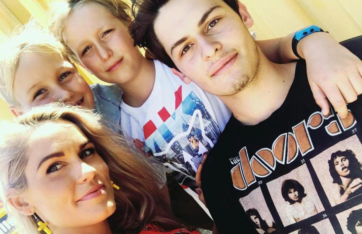 ޖެސިކާ ތިން ދަރިންނާ އެކު.