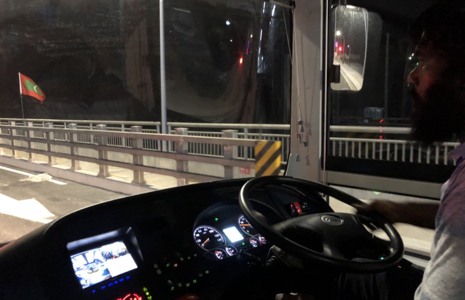 އެމްޕީއެލް ބަހެއް ބްރިޖުގައި ދުއްވަނީ-- ފޮޓޯ: އަބްދުﷲ ޖަމީލް/މިހާރު