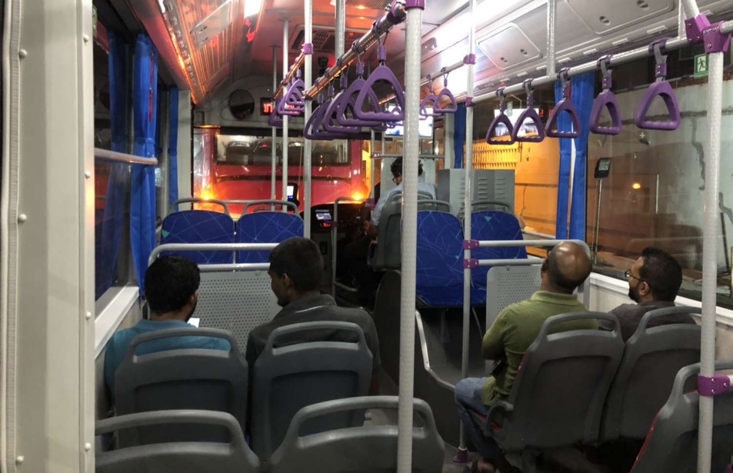 ބްރިޖްގެ ބަސް ދަތުރުތަކަށް ގެނައި ބަހެއްގައި އެމްޕީއެލްގެ މުވައްޒަފުންތަކެއް ރޭ ދަތުރުކުރަނީ. . ފޮޓޯ: އަބްދުﷲ ޖަމީލު /މިހާރު