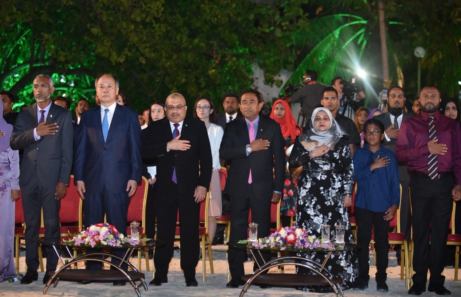 ސިނަމާލެ ބްރިޖު ހުޅުވަން އޮގަސްޓް 30، 2018 ގައި ބޭއްވި ރަސްމިއްޔާތުގައި އޭރުގެ ރައީސް ޔާމީންގެ ދެކަނބަލުންނާއި ޗައިނާގެ އިސް އޮފިޝަލަކާ އެކު ޑރ. މުއިއްޒު ބައިވެރިވެވަޑައިގަންނަވަނީ.---ފައިލް ފޮޓޯ: މިހާރު