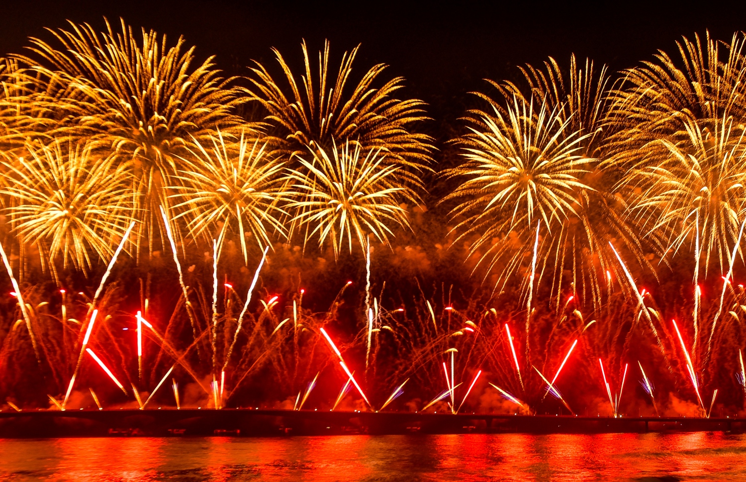 އޮގަސްޓް 30، 2018- މާލެ އާއި ހުޅުލެއާ ދެމެދު އަޅާފައިވާ ސިނަމާލެ ބްރިޖު ރަސްމީކޮށް ހުޅުވުމުގެ ތާރީޚީ ހަވާއެރުވުމުގެ ތެރެއިން.---ފޮޓޯ: ހުސައިން ވަހީދު/މިހާރު