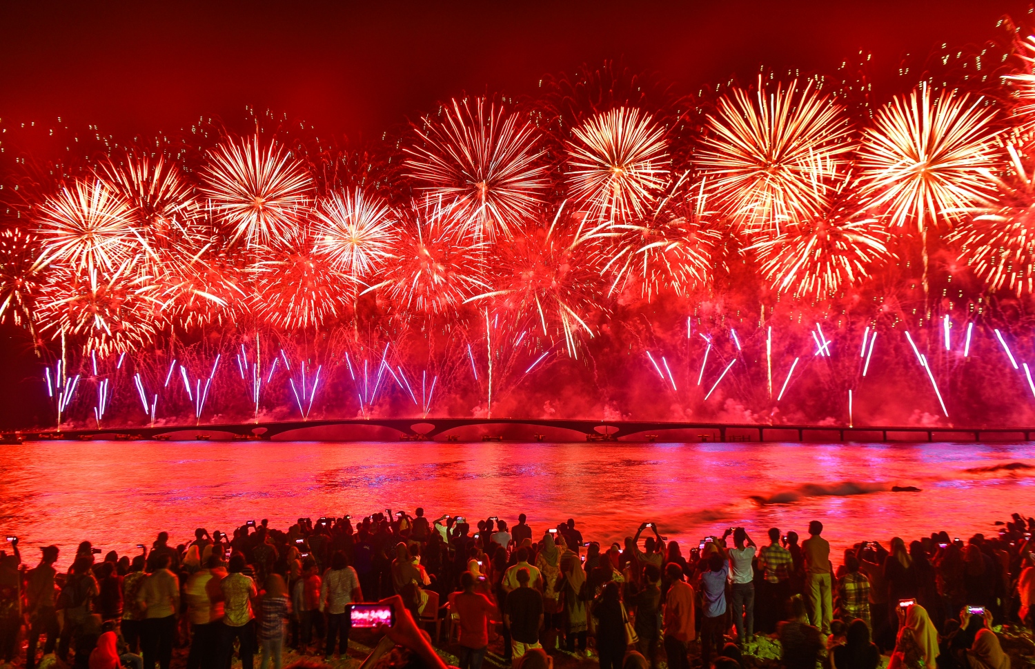 އޮގަސްޓް 30، 2018- މާލެ އާއި ހުޅުލެއާ ދެމެދު އަޅާފައިވާ ސިނަމާލެ ބްރިޖު ރަސްމީކޮށް ހުޅުވުމުގެ ތާރީޚީ ހަވާއެރުވުމުގެ ތެރެއިން.---ފޮޓޯ: ހުސައިން ވަހީދު/މިހާރު