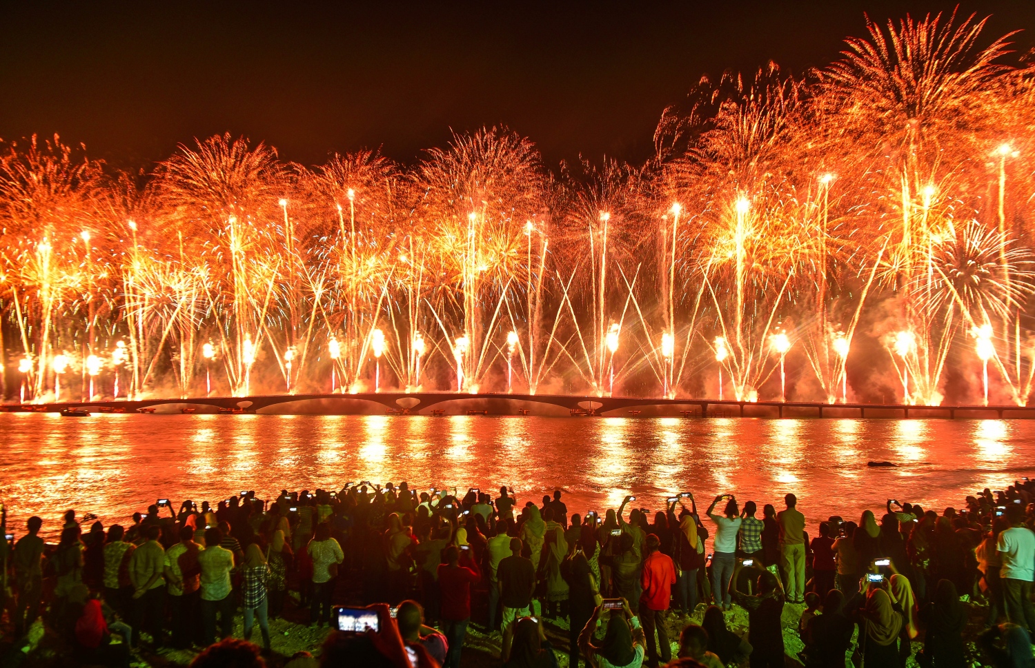 އޮގަސްޓް 30، 2018- މާލެ އާއި ހުޅުލެއާ ދެމެދު އަޅާފައިވާ ސިނަމާލެ ބްރިޖު ރަސްމީކޮށް ހުޅުވުމުގެ ތާރީޚީ ހަވާއެރުވުމުގެ ތެރެއިން.---ފޮޓޯ: ހުސައިން ވަހީދު/މިހާރު