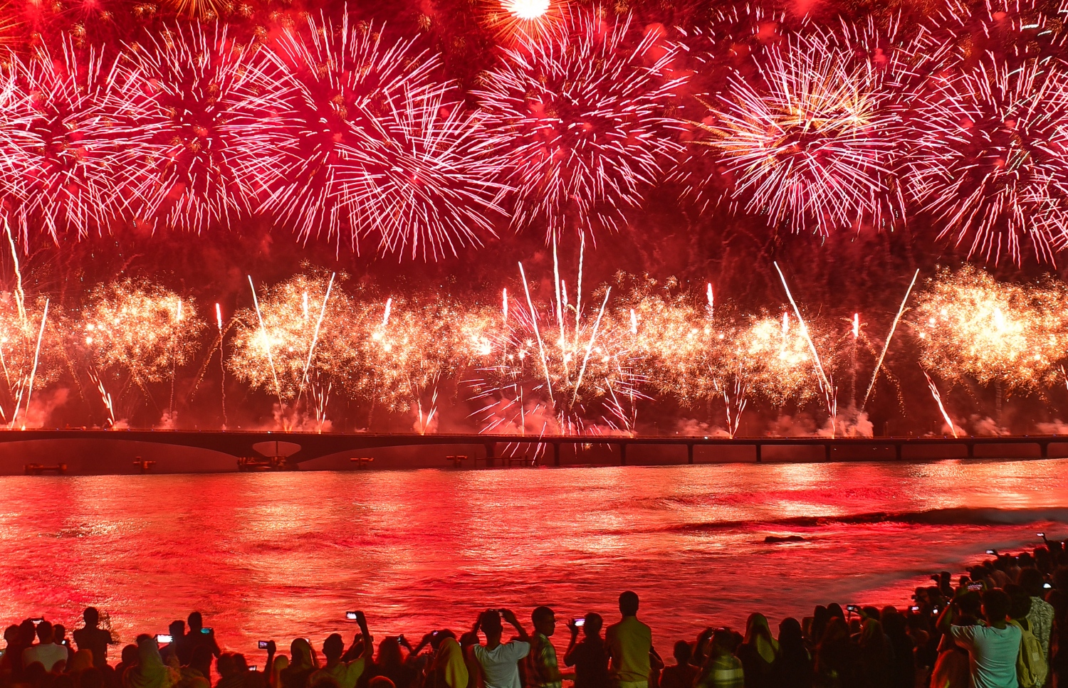 އޮގަސްޓް 30، 2018: މާލެ އާއި ހުޅުލެއާ ދެމެދު އަޅާފައިވާ ސިނަމާލެ ބްރިޖު ރަސްމީކޮށް ހުޅުވުމުގެ ތާރީޚީ ހަވާއެރުވުމުގެ ތެރެއިން.-- ފޮޓޯ: މިހާރު