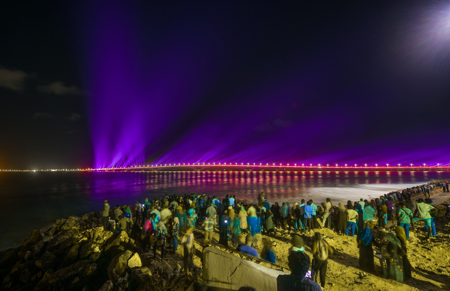 އޮގަސްޓް 30، 2018- މާލެ އާއި ހުޅުލެއާ ދެމެދު އަޅާފައިވާ ސިނަމާލެ ބްރިޖު ރަސްމީކޮށް ހުޅުވުމުގެ ތާރީޚީ ލައިޓްޝޯގެ ތެރެއިން.---ފޮޓޯ: ހުސައިން ވަހީދު/މިހާރު