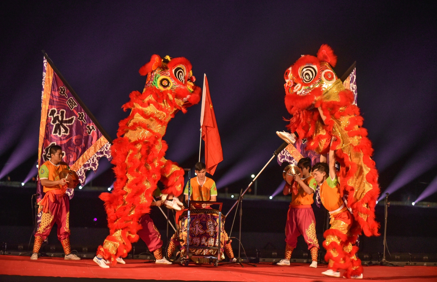 މާލެ: 30 އޯގަސްޓް 2018: ހުޅުލެ އާއި މާލެ ގުޅާލާ ބްރިޖް ހުޅުވުމުށް މިރޭ އާރޓިފިޝަލް ބީޗް ސަރަހައްދުގައި ބޭއްވި ރަސްމިއްޔާތުގައި ޗައިނާގެ ފަަރާތުން ހުށަހަޅާ ދިން އައިޓަމް، މި މުނާސަބާ ގުޅުވައިގެން މިރޭ ބޭއްވި އަލިފާނުގެ ކުޅިވަރުތައް ބެލުމަށް އެތައް ހާސް ބަޔަކު އާޓިފިޝަލް ބީޗް އަށް ވަނީ ޖަމާވެފައި--. ފޮޓޯ: ނިޝާން އަލީ/މިހާރު