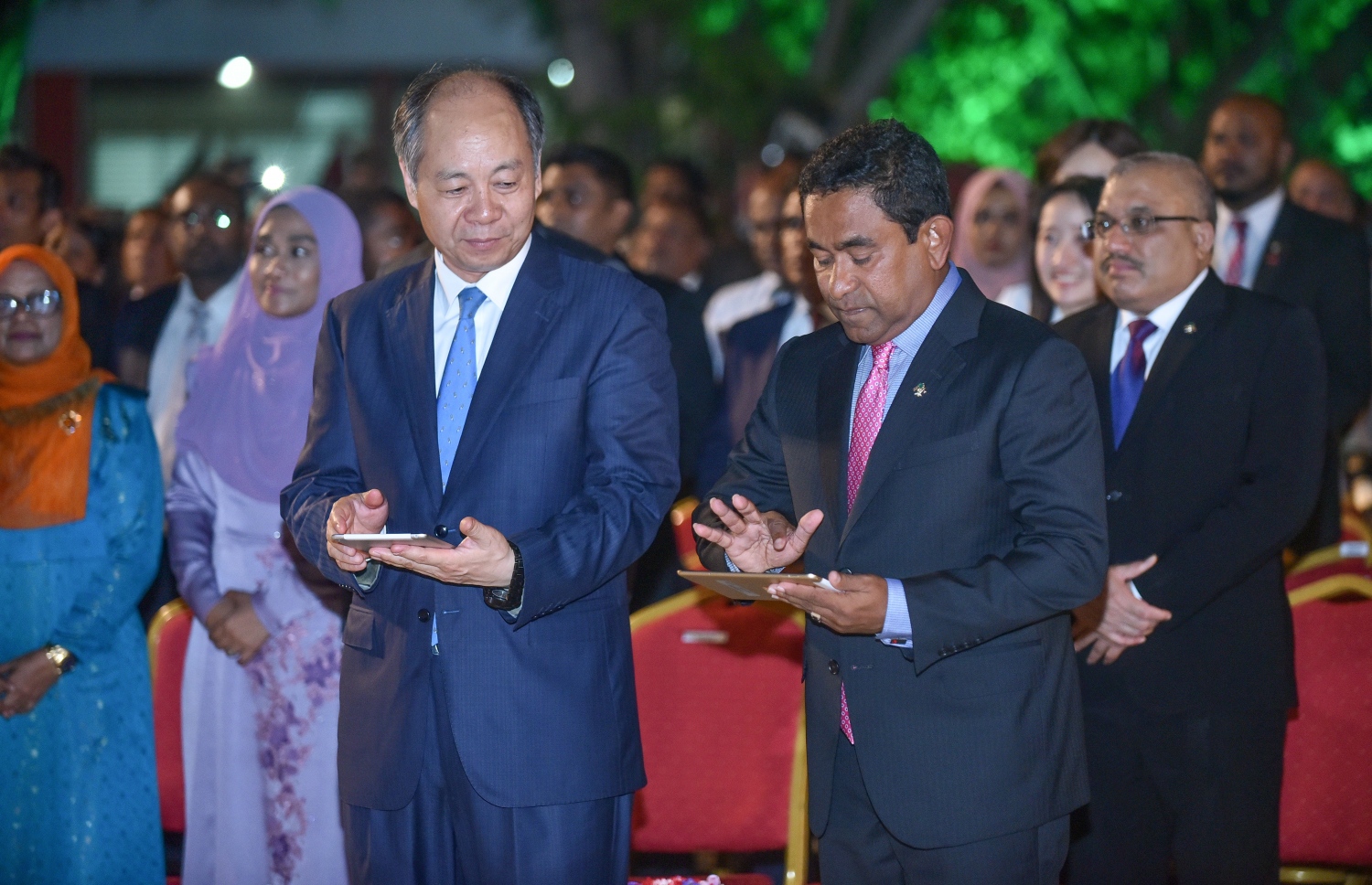 ރައީސް ޔާމީނާއި ޗައިނާ ސަރުކާރުގެ މަންދޫބު، ވަން ޝިއާއޮ ތާއޮ ބްރިޖް ހުޅުއްވައިދެއްވަނީ -- ފޮޓޯ: ނިޝާން އަލީ/ މިހާރު