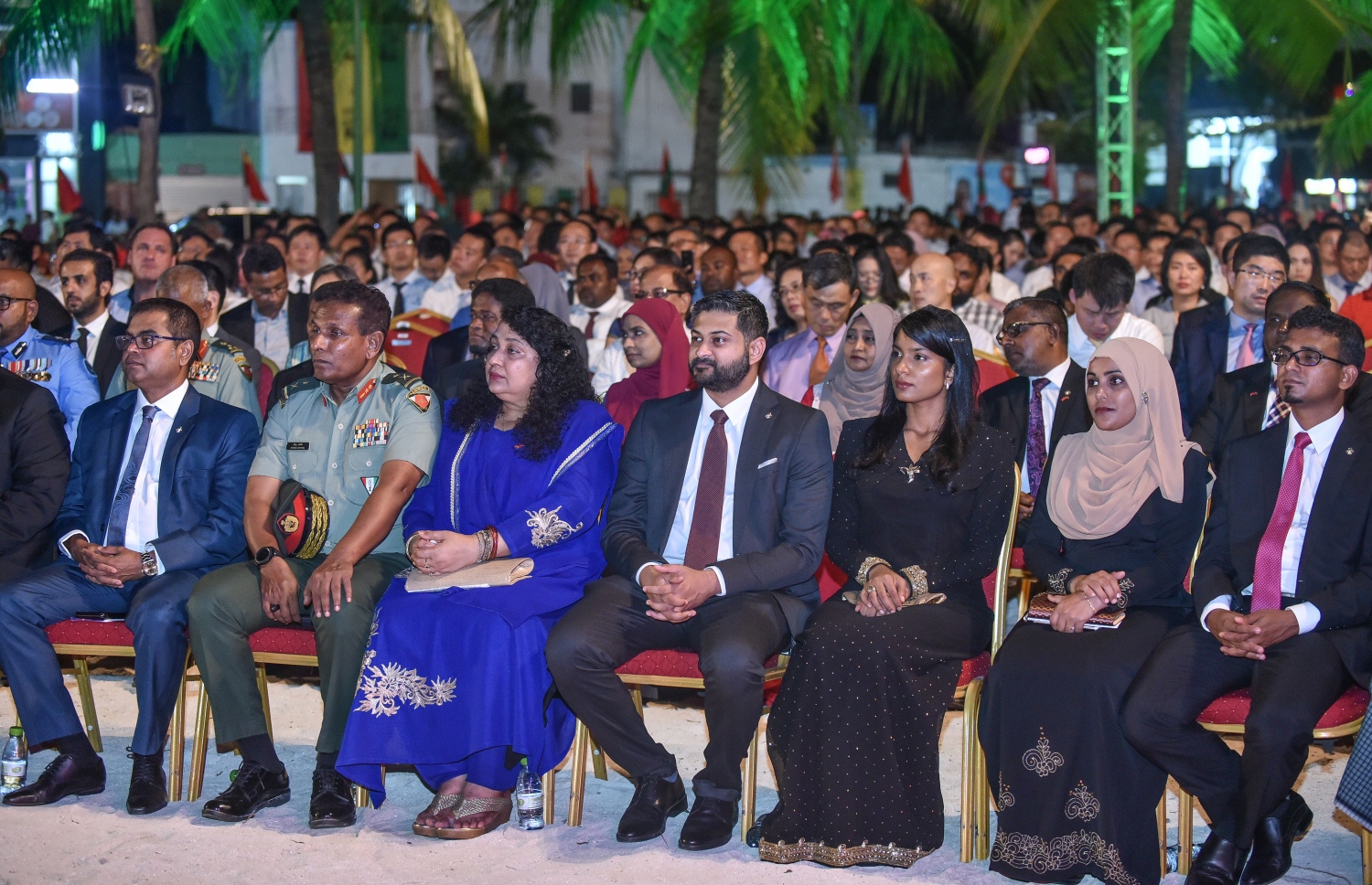 މާލެ: 30 އޯގަސްޓް 2018: ހުޅުލެ އާއި މާލެ ގުޅާލާ ބްރިޖް ހުޅުވުމުށް މިރޭ އާޓިފިޝަލް ބީޗް ސަރަހައްދުގައި ބޭއްވި ރަސްމިއްޔާތުގައި ބައިވެރިވެ ވަޑައިގެންނެވި ސަރުކާރުގެ ބައެއް އިސް ބޭފުޅުން: މި މުނާސަބާ ގުޅުވައިގެން މިރޭ ބޭއްވި އަލިފާނުގެ ކުޅިވަރުތައް ބެލުމަށް އެތައް ހާސް ބަޔަކު އާޓިފިޝަލް ބީޗް އަށް ވަނީ ޖަމާވެފައި--. ފޮޓޯ: ނިޝާން އަލީ/މިހާރު