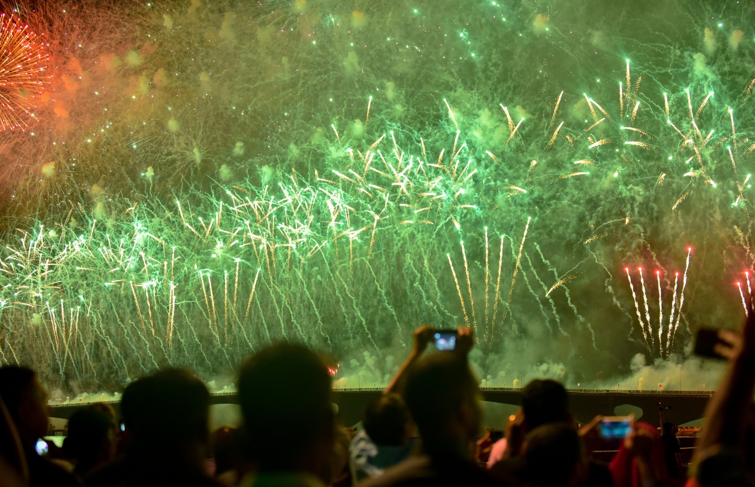 އޮގަސްޓް 30، 2018- މާލެ އާއި ހުޅުލެއާ ދެމެދު އަޅާފައިވާ ސިނަމާލެ ބްރިޖު ރަސްމީކޮށް ހުޅުވުމުގެ ތާރީޚީ ހަވާއެރުވުން ބަލަން ގޮސްތިބި މީހުން އެމަންޒަރު ފޮޓޯނަގަނީ.---ފޮޓޯ: ނިޝާން އަލީ/މިހާރު