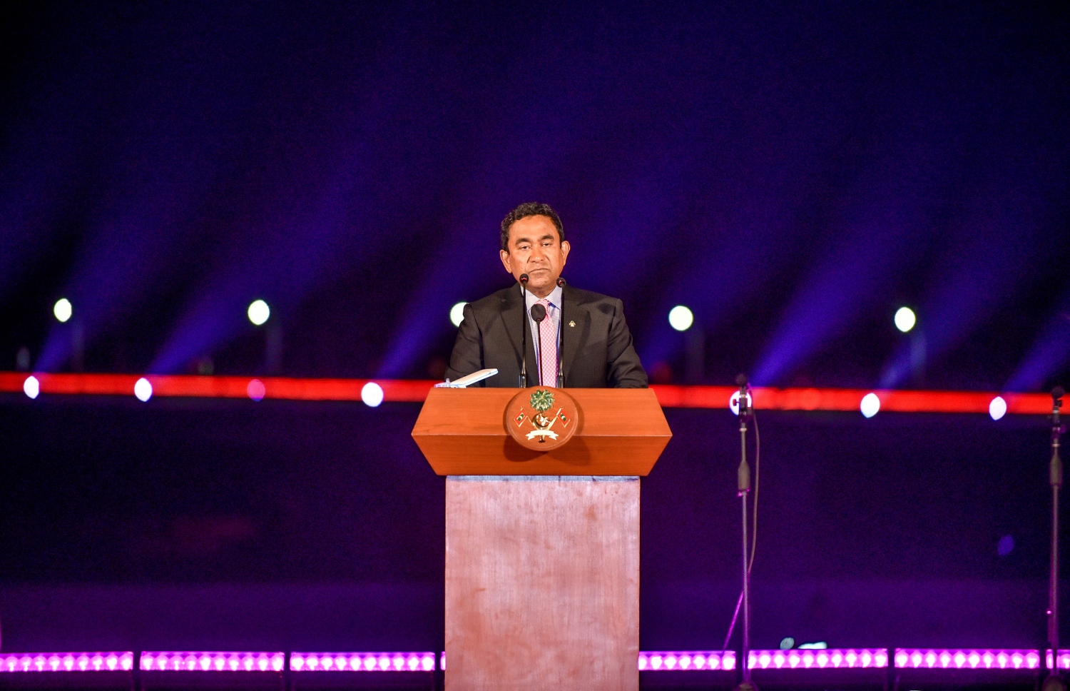 މާލެ: 30 އޯގަސްޓް 2018: ހުޅުލެ އާއި މާލެ ގުޅާލާ ބްރިޖް ހުޅުވުމުށް މިރޭ އާރޓިފިޝަލް ބީޗް ސަރަހައްދުގައި ބޭއްވި ރަސްމިއްޔާތުގައި ރައީސް ޔާމީން ވާހަކަފުޅު ދައްކަވަނީ، މި މުނާސަބާ ގުޅުވައިގެން މިރޭ ބޭއްވި އަލިފާނުގެ ކުޅިވަރުތައް ބެލުމަށް އެތައް ހާސް ބަޔަކު އާޓިފިޝަލް ބީޗް އަށް ވަނީ ޖަމާވެފައި--. ފޮޓޯ: ނިޝާން އަލީ/މިހާރު