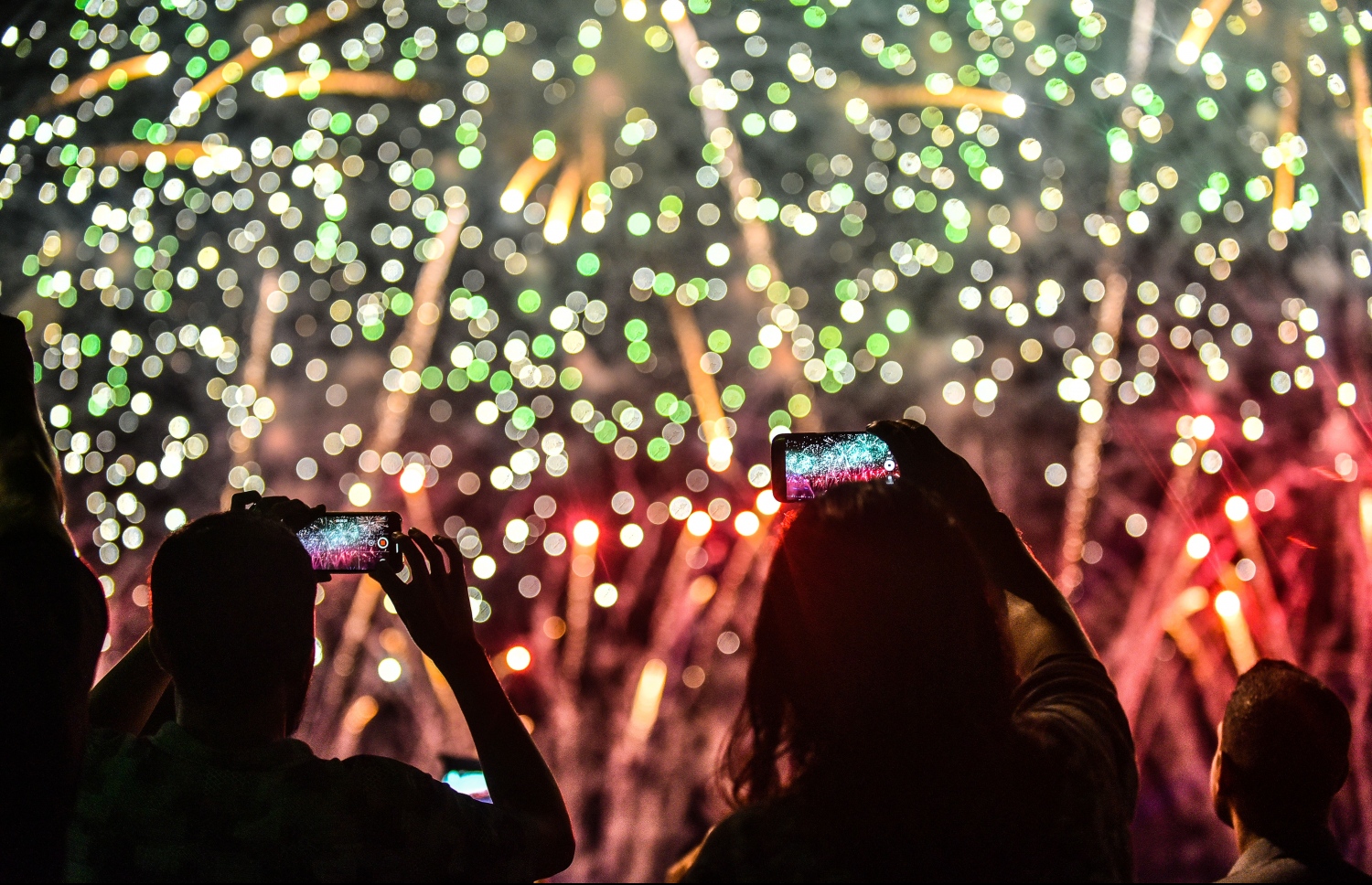 އޮގަސްޓް 30، 2018- މާލެ އާއި ހުޅުލެއާ ދެމެދު އަޅާފައިވާ ސިނަމާލެ ބްރިޖު  ރަސްމީކޮށް ހުޅުވުމުގެ ތާރީޚީ ހަވާއެރުވުމާއި ލައިޓްޝޯގެ ތެރެއިން.---ފޮޓޯ: ނިޝާން އަލީ/މިހާރު