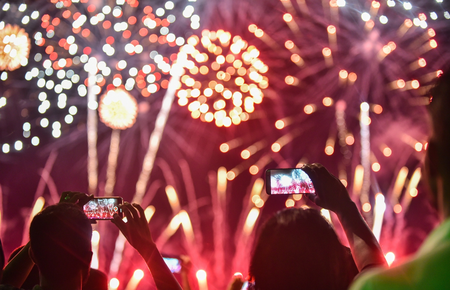 މާލެ: 30 އޯގަސްޓް 2018: ހުޅުލެ އާއި މާލެ ގުޅާލާ ބްރިޖް ހުޅުވުމުށް މިރޭ އާރޓިފިޝަލް ބީޗް ސަރަހައްދުގައި ބޭއްވި ރަސްމިއްޔާތުގެ ތެރެއިން، މި މުނާސަބާ ގުޅުވައިގެން މިރޭ ބޭއްވި އަލިފާނުގެ ކުޅިވަރުތައް ބެލުމަށް އެތައް ހާސް ބަޔަކު އާޓިފިޝަލް ބީޗް އަށް ވަނީ ޖަމާވެފައި--. ފޮޓޯ: ނިޝާން އަލީ/މިހާރު