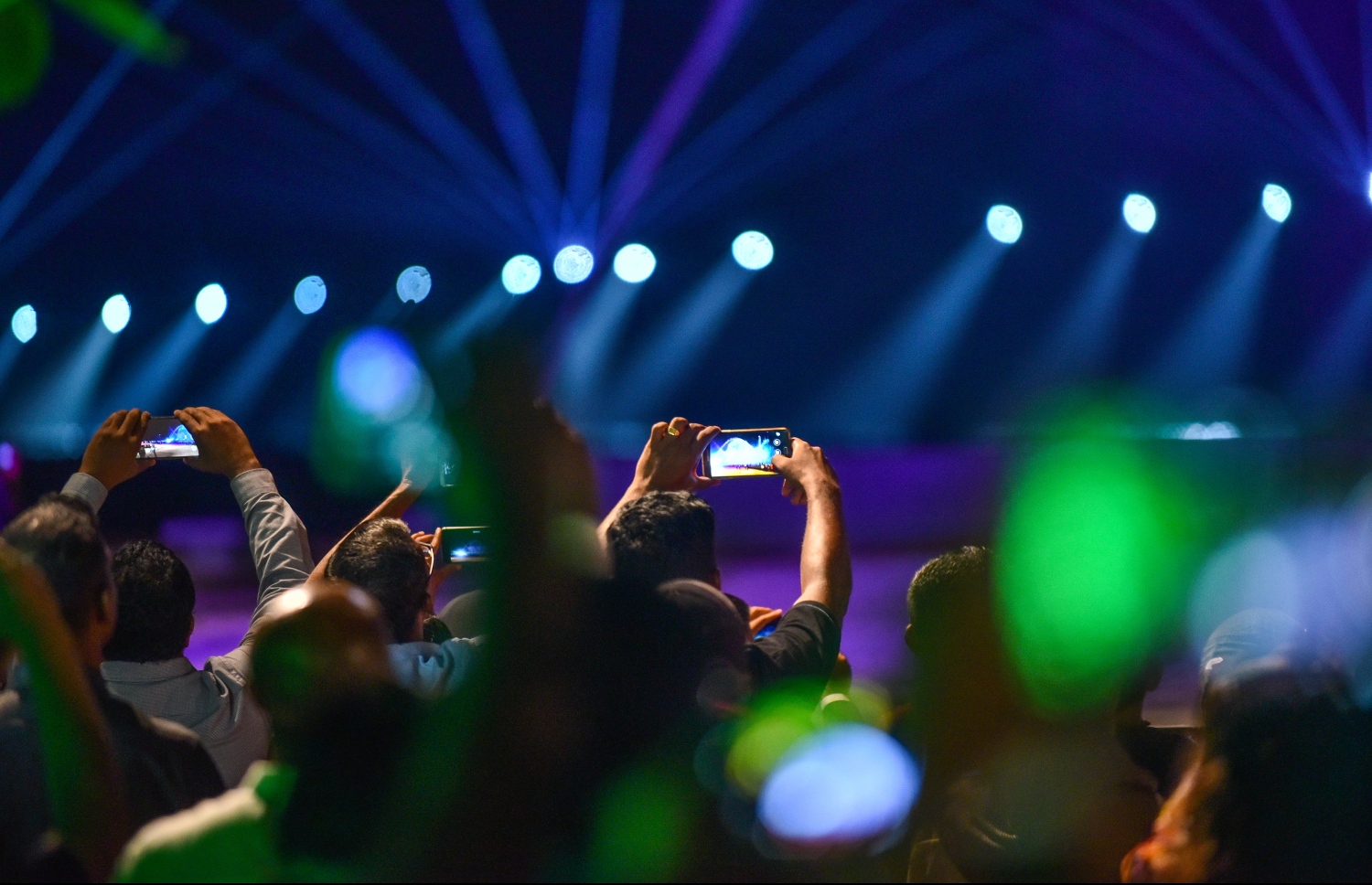 އޮގަސްޓް 30، 2018- މާލެ އާއި ހުޅުލެއާ ދެމެދު އަޅާފައިވާ ސިނަމާލެ ބްރިޖު ރަސްމީކޮށް ހުޅުވުމުގެ ތާރީޚީ ލައިޓްޝޯ ބަލަން ގޮސްތިބި މީހުން އެމަންޒަރު ފޮޓޯ ނަގަނީ.---ފޮޓޯ: ނިޝާން އަލީ/މިހާރު