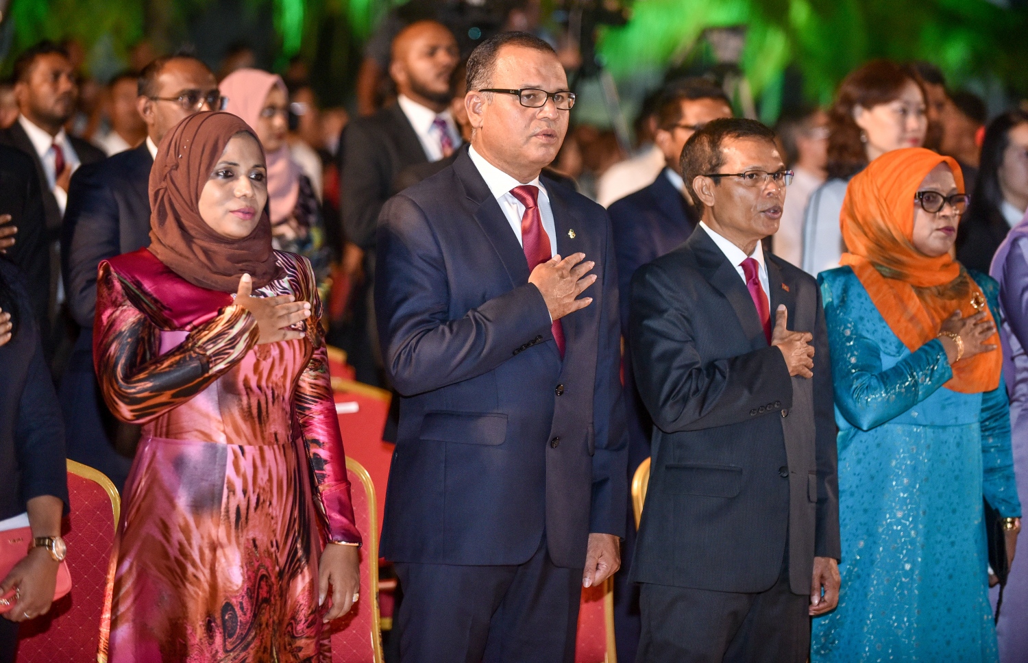 މާލެ: 30 އޯގަސްޓް 2018: ހުޅުލެ އާއި މާލެ ގުޅާލާ ބްރިޖް ހުޅުވުމުށް މިރޭ އާރޓިފިޝަލް ބީޗް ސަރަހައްދުގައި ބޭއްވި ރަސްމިއްޔާތުގައި ބައިވެރިވެ ވަޑައިގެންނެވި އިސް ބޭފުޅުން ގައުމީ ސަލާމުގައި ބަައިވެރިވެވަޑައިގަންނަވަނީ: މި މުނާސަބާ ގުޅުވައިގެން މިރޭ ބޭއްވި އަލިފާނުގެ ކުޅިވަރުތައް ބެލުމަށް އެތައް ހާސް ބަޔަކު އާޓިފިޝަލް ބީޗް އަށް ވަނީ ޖަމާވެފައި--. ފޮޓޯ: ނިޝާން އަލީ/މިހާރު