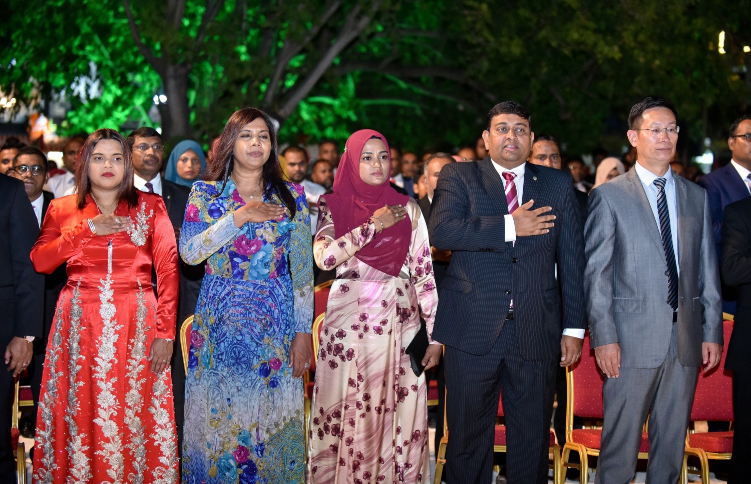 މާލެ: 30 އޯގަސްޓް 2018: ހުޅުލެ އާއި މާލެ ގުޅާލާ ބްރިޖް ހުޅުވުމުށް މިރޭ އާރޓިފިޝަލް ބީޗް ސަރަހައްދުގައި ބޭއްވި ރަސްމިއްޔާތުގައި ބައިވެރިވި ބައެއް ސަރުކާރުގެ އިސްވެރިން ގައުމީ ސަލާމުގައި ބަައިވެރިވެވަޑައިގަންނަވަނީ: މި މުނާސަބާ ގުޅުވައިގެން މިރޭ ބޭއްވި އަލިފާނުގެ ކުޅިވަރުތައް ބެލުމަށް އެތައް ހާސް ބަޔަކު އާޓިފިޝަލް ބީޗް އަށް ވަނީ ޖަމާވެފައި--. ފޮޓޯ: ނިޝާން އަލީ/މިހާރު