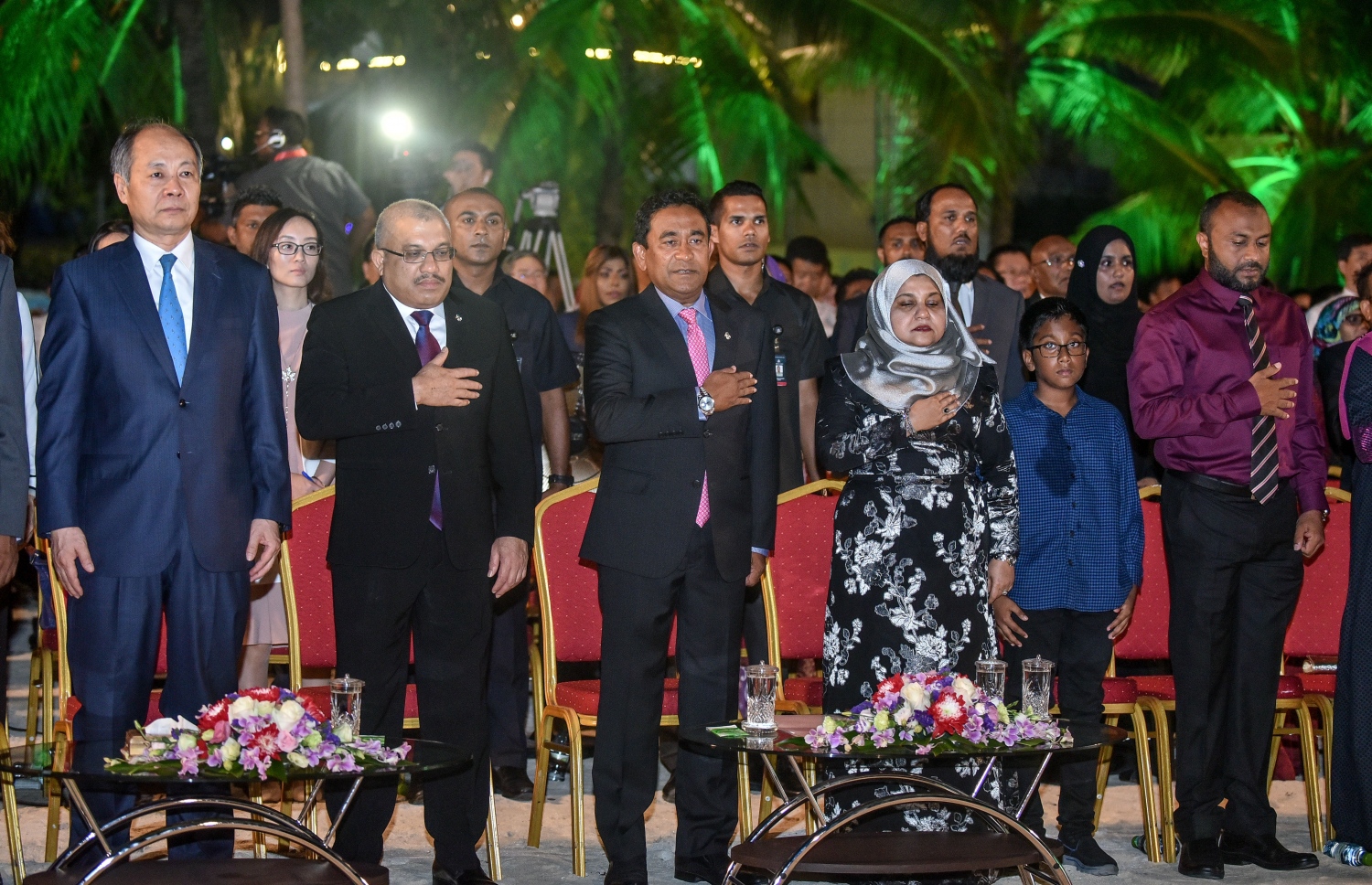 މާލެ: 30 އޯގަސްޓް 2018: ހުޅުލެ އާއި މާލެ ގުޅާލާ ބްރިޖް ހުޅުވުމުށް މިރޭ އާރޓިފިޝަލް ބީޗް ސަރަހައްދުގައި ބޭއްވި ރަސްމިއްޔާތުގައި ރައީސް ޔާމީންގެ ދެކަނބަލުން ގައުމީ ސަލާމުގައި ބައިވެރިވެވަޑައިގަންނަވަނީ، މި މުނާސަބާ ގުޅުވައިގެން މިރޭ ބޭއްވި އަލިފާނުގެ ކުޅިވަރުތައް ބެލުމަށް އެތައް ހާސް ބަޔަކު އާޓިފިޝަލް ބީޗް އަށް ވަނީ ޖަމާވެފައި--. ފޮޓޯ: ނިޝާން އަލީ/މިހާރު