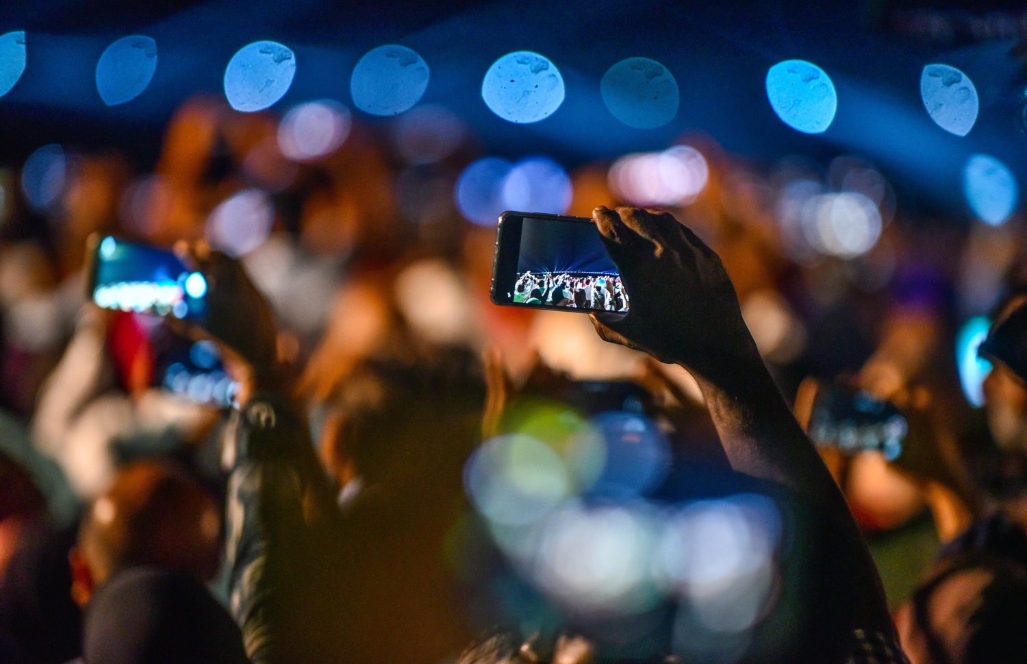 އޮގަސްޓް 30، 2018- މާލެ އާއި ހުޅުލެއާ ދެމެދު އަޅާފައިވާ ސިނަމާލެ ބްރިޖު ރަސްމީކޮށް ހުޅުވުމުގެ ތާރީޚީ ލައިޓްޝޯ ބަލަން ގޮސްތިބި މީހުން އެމަންޒަރު ފޮޓޯ ނަގަނީ.---ފޮޓޯ: ނިޝާން އަލީ/މިހާރު