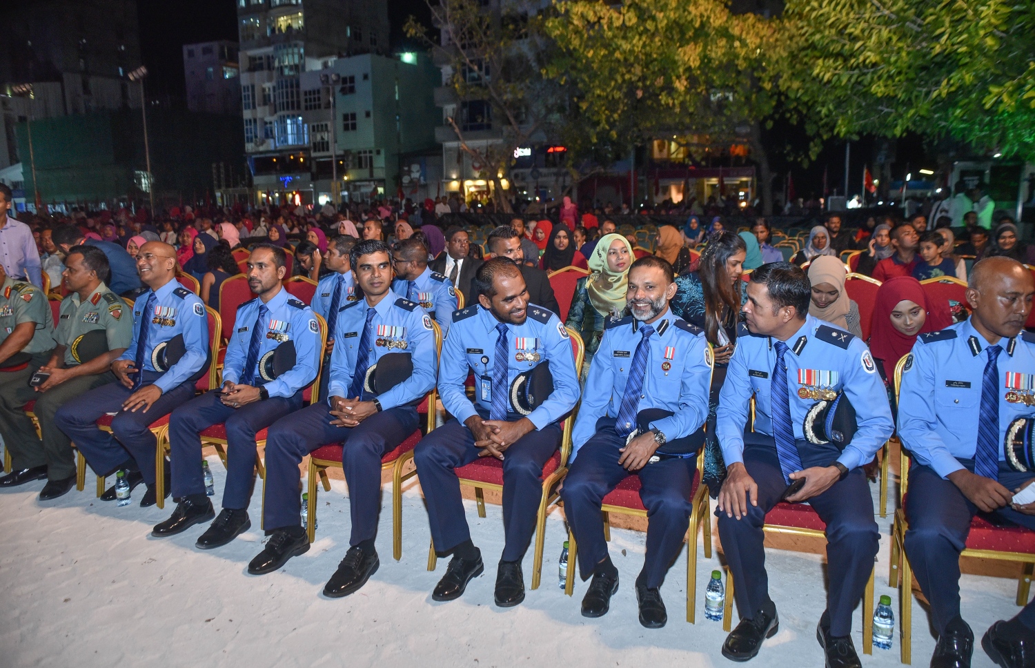 މާލެ: 30 އޯގަސްޓް 2018: ހުޅުލެ އާއި މާލެ ގުޅާލާ ބްރިޖް ހުޅުވުމުށް މިރޭ އާރޓިފިޝަލް ބީޗް ސަރަހައްދުގައި ބޭއްވި ރަސްމިއްޔާތުގައި ބައިވެރިވި ބައެއް މީހުން، މި މުނާސަބާ ގުޅުވައިގެން މިރޭ ބޭއްވި އަލިފާނުގެ ކުޅިވަރުތައް ބެލުމަށް އެތައް ހާސް ބަޔަކު އާޓިފިޝަލް ބީޗް އަށް ވަނީ ޖަމާވެފައި--. ފޮޓޯ: ނިޝާން އަލީ/މިހާރު