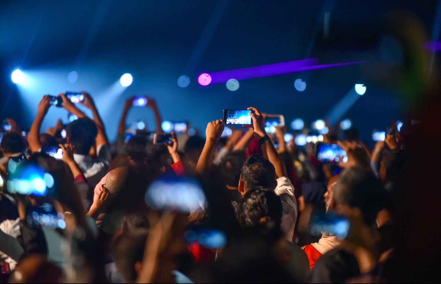 މާލެ: 30 އޯގަސްޓް 2018: ހުޅުލެ އާއި މާލެ ގުޅާލާ ބްރިޖް ހުޅުވުމުށް މިރޭ އާރޓިފިޝަލް ބީޗް ސަރަހައްދުގައި ބޭއްވި ރަސްމިއްޔާތުގައި ބްރިޖު ރަސްމީކޮށް ހުޅުވުމުގެ ތާރީޚީ ހަވާއެރުވުމާއި ލައިޓްޝޯގެ ތެރެއިން، މި މުނާސަބާ ގުޅުވައިގެން މިރޭ ބޭއްވި އަލިފާނުގެ ކުޅިވަރުތައް ބެލުމަށް އެތައް ހާސް ބަޔަކު އާޓިފިޝަލް ބީޗް އަށް ވަނީ ޖަމާވެފައި--. ފޮޓޯ: ނިޝާން އަލީ/މިހާރު