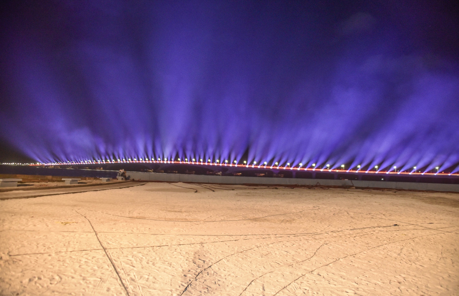 އޮގަސްޓް 30، 2018- މާލެ އާއި ހުޅުލެއާ ދެމެދު އަޅާފައިވާ ސިނަމާލެ ބްރިޖު ރަސްމީކޮށް ހުޅުވުމުގެ ތާރީޚީ ލައިޓްޝޯގެ ތެރެއިން.---ފޮޓޯ: ނިޝާން އަލީ/މިހާރު