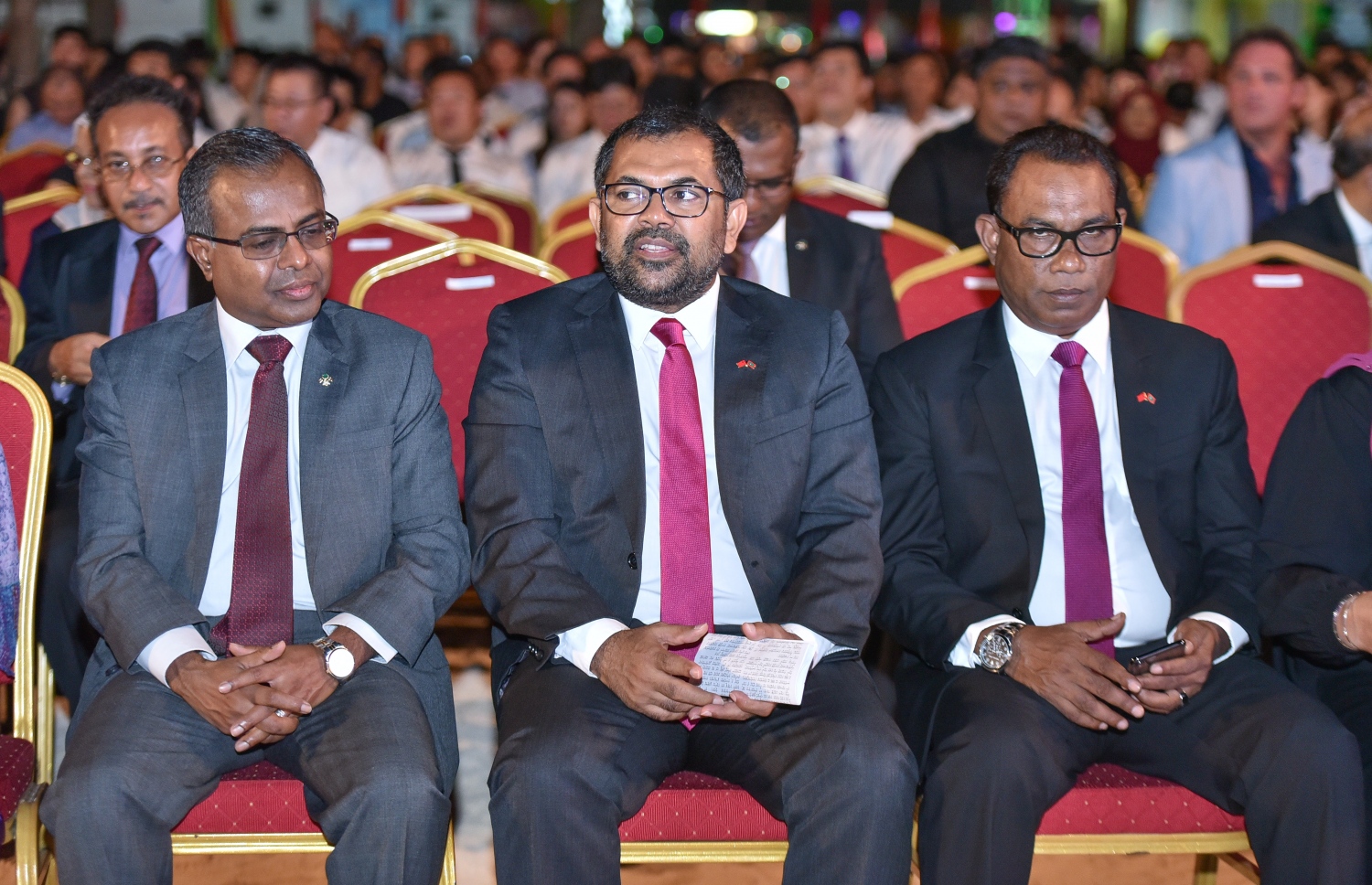 މާލެ: 30 އޯގަސްޓް 2018: ހުޅުލެ އާއި މާލެ ގުޅާލާ ބްރިޖް ހުޅުވުމުށް މިރޭ އާރޓިފިޝަލް ބީޗް ސަރަހައްދުގައި ބޭއްވި ރަސްމިއްޔާތުގައި ބައިވެރިވި ސަރުކާރުގެ ބައެއް އިސްވެރިން، މި މުނާސަބާ ގުޅުވައިގެން މިރޭ ބޭއްވި އަލިފާނުގެ ކުޅިވަރުތައް ބެލުމަށް އެތައް ހާސް ބަޔަކު އާޓިފިޝަލް ބީޗް އަށް ވަނީ ޖަމާވެފައި--. ފޮޓޯ: ނިޝާން އަލީ/މިހާރު