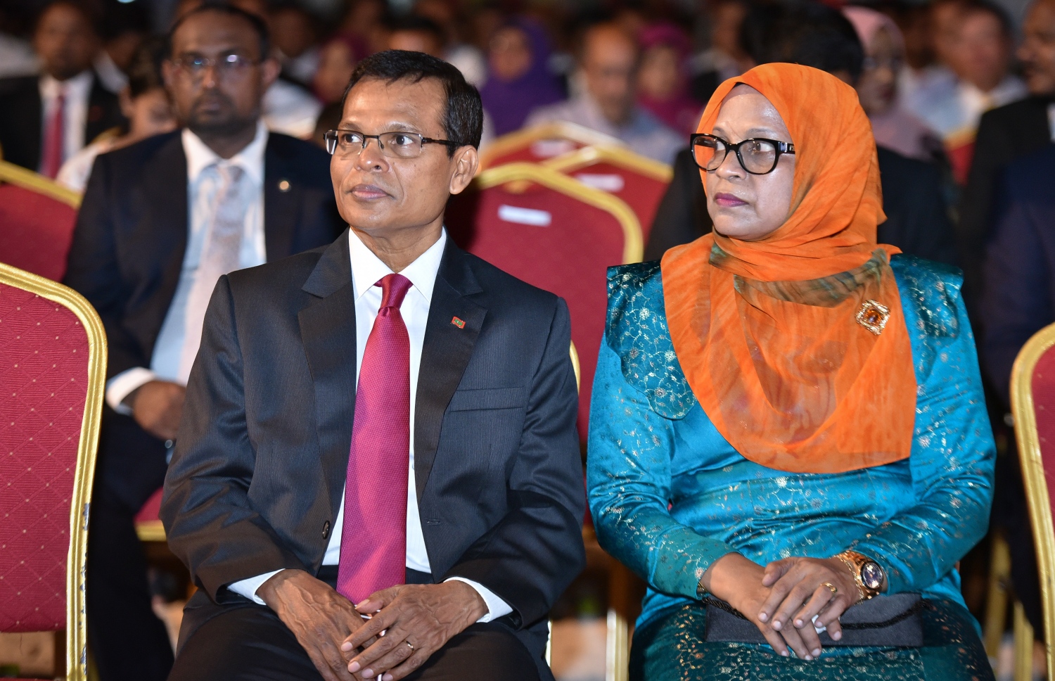 މާލެ: 30 އޯގަސްޓް 2018: ހުޅުލެ އާއި މާލެ ގުޅާލާ ބްރިޖް ހުޅުވުމުށް މިރޭ އާރޓިފިޝަލް ބީޗް ސަރަހައްދުގައި ބޭއްވި ރަސްމިއްޔާތުގައި ރައްޔަތުންގެ މަޖިލީހުގެ ރައީސް އަބްދުﷲ މަސީހު ބައިވެރިވަނީ، މި މުނާސަބާ ގުޅުވައިގެން މިރޭ ބޭއްވި އަލިފާނުގެ ކުޅިވަރުތައް ބެލުމަށް އެތައް ހާސް ބަޔަކު އާޓިފިޝަލް ބީޗް އަށް ވަނީ ޖަމާވެފައި--. ފޮޓޯ: ނިޝާން އަލީ/މިހާރު