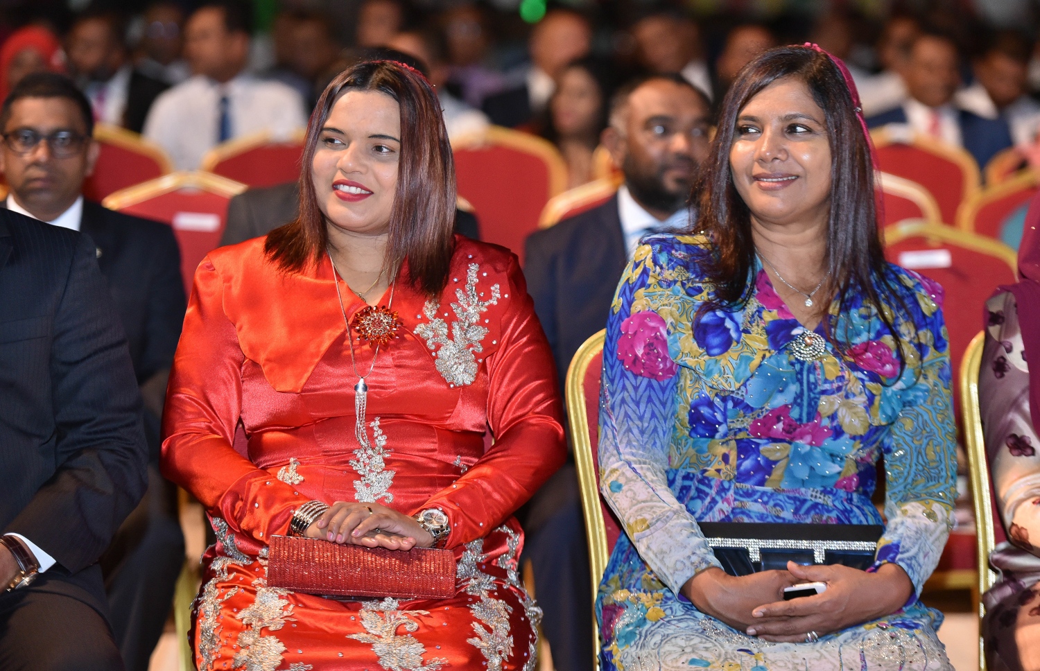 މާލެ: 30 އޯގަސްޓް 2018: ހުޅުލެ އާއި މާލެ ގުޅާލާ ބްރިޖް ހުޅުވުމުށް މިރޭ އާޓިފިޝަލް ބީޗް ސަރަހައްދުގައި ބޭއްވި ރަސްމިއްޔާތުގައި އެޑިއުކޭޝަން މިނިސްޓަރު ޑރ. އަިއޝަތު ޝިހާމާއި ޔޫތު މިނިސްޓަރު އިރުތިޝާމް އާދަމް ބައިވެރިވެ ވަޑައިގަންނަވަނީ--. ފޮޓޯ: ނިޝާން އަލީ/މިހާރު