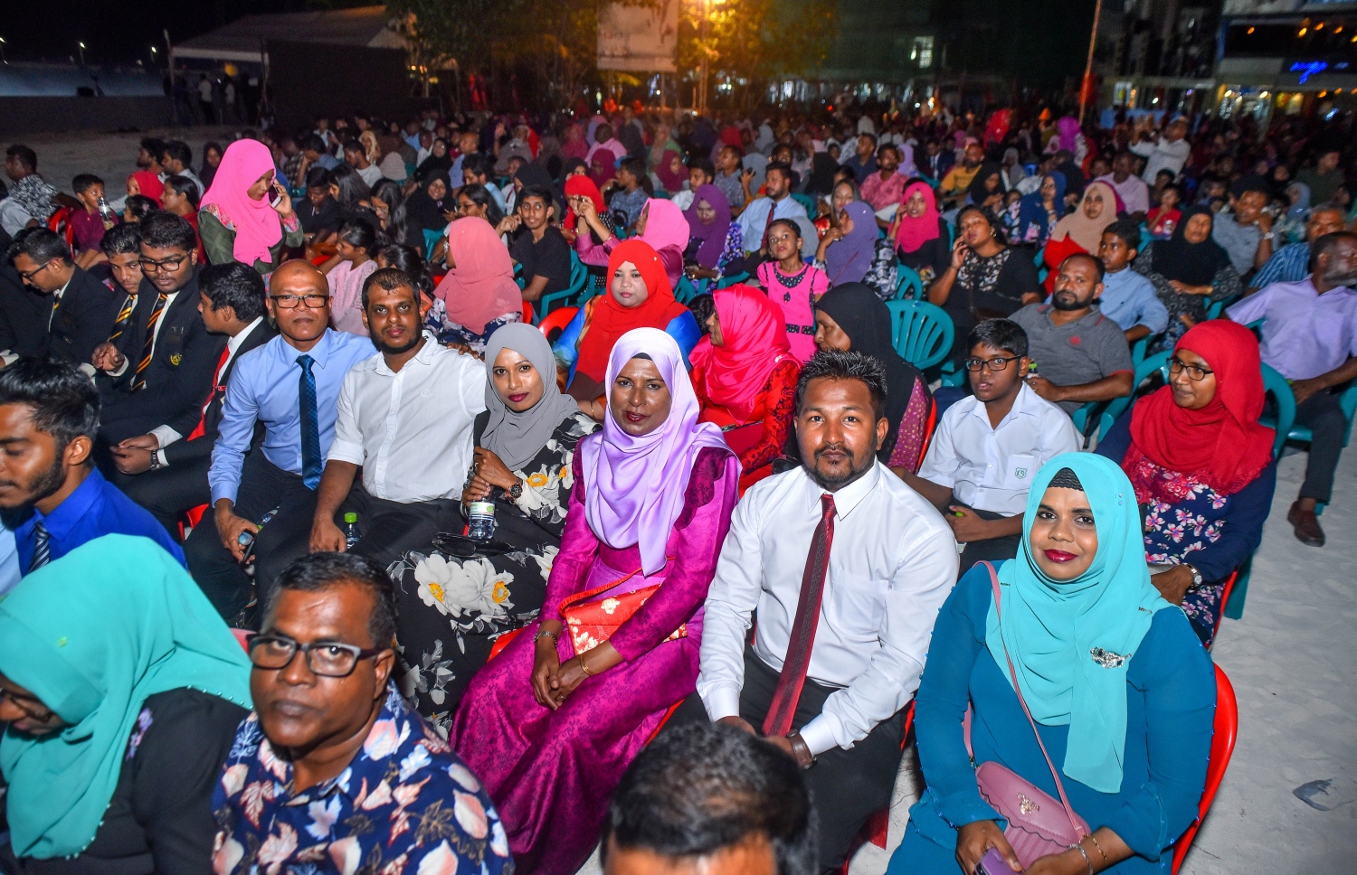 މާލެ: 30 އޯގަސްޓް 2018: ހުޅުލެ އާއި މާލެ ގުޅާލާ ބްރިޖް ހުޅުވުމުށް މިރޭ އާރޓިފިޝަލް ބީޗް ސަރަހައްދުގައި ބޭއްވި ރަސްމިއްޔާތުގައި ބައިވެރިވި ބައެއް މީހުން، މި މުނާސަބާ ގުޅުވައިގެން މިރޭ ބޭއްވި އަލިފާނުގެ ކުޅިވަރުތައް ބެލުމަށް އެތައް ހާސް ބަޔަކު އާޓިފިޝަލް ބީޗް އަށް ވަނީ ޖަމާވެފައި--. ފޮޓޯ: ނިޝާން އަލީ/މިހާރު