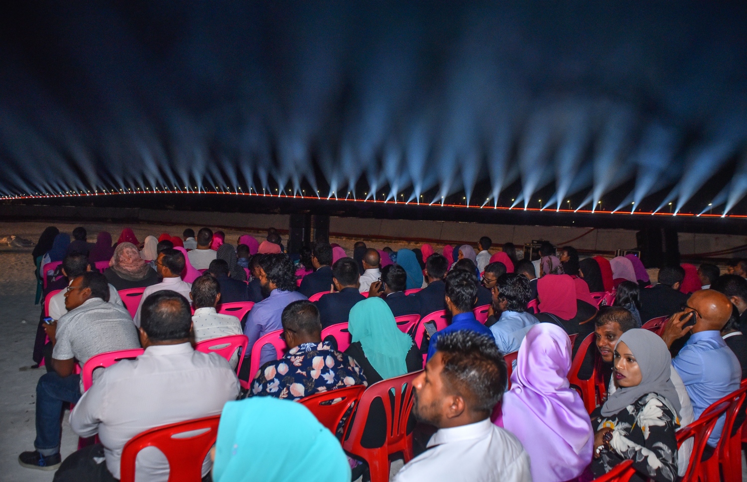 އޮގަސްޓް 30، 2018- މާލެ އާއި ހުޅުލެއާ ދެމެދު އަޅާފައިވާ ސިނަމާލެ ބްރިޖު ރަސްމީކޮށް ހުޅުވުމުގެ ތާރީޚީ ލައިޓްޝޯގެ ތެރެއިން.---ފޮޓޯ: ނިޝާން އަލީ/މިހާރު