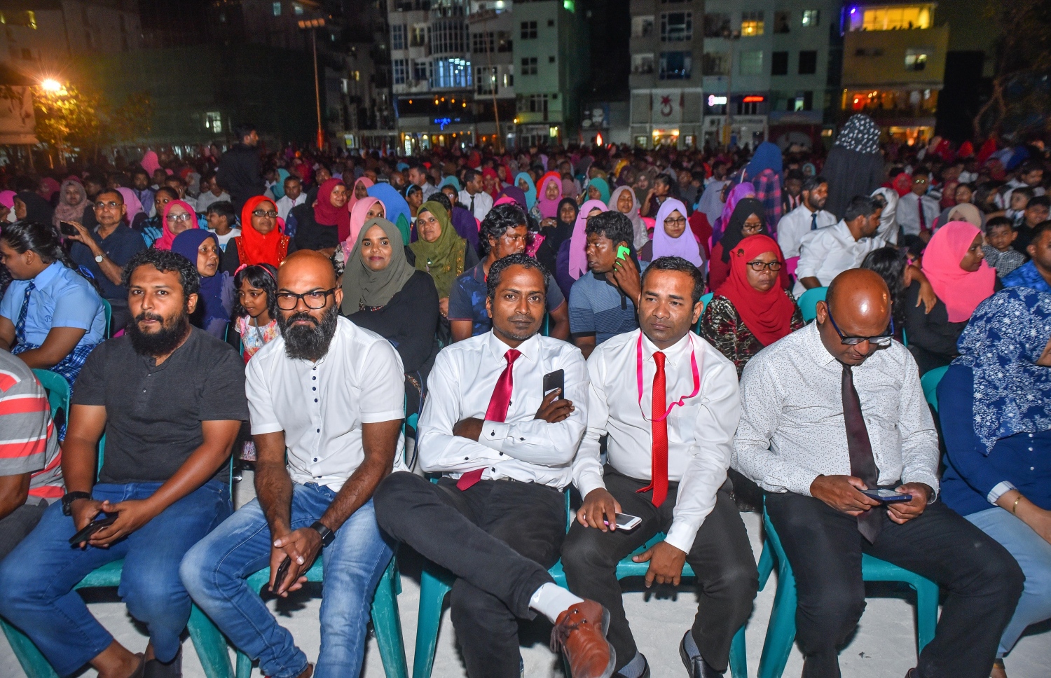 މާލެ: 30 އޯގަސްޓް 2018: ހުޅުލެ އާއި މާލެ ގުޅާލާ ބްރިޖް ހުޅުވުމުށް މިރޭ އާރޓިފިޝަލް ބީޗް ސަރަހައްދުގައި ބޭއްވި ރަސްމިއްޔާތުގައި ބައިވެރިވި ބައެއް މީހުން، މި މުނާސަބާ ގުޅުވައިގެން މިރޭ ބޭއްވި އަލިފާނުގެ ކުޅިވަރުތައް ބެލުމަށް އެތައް ހާސް ބަޔަކު އާޓިފިޝަލް ބީޗް އަށް ވަނީ ޖަމާވެފައި--. ފޮޓޯ: ނިޝާން އަލީ/މިހާރު