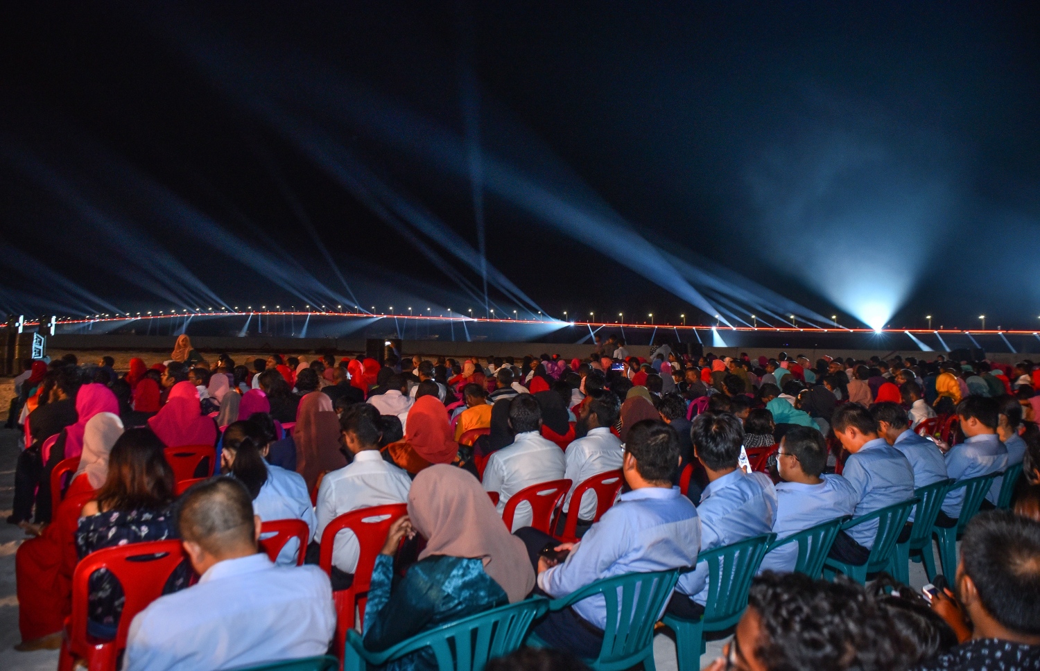 މާލެ: 30 އޯގަސްޓް 2018: ހުޅުލެ އާއި މާލެ ގުޅާލާ ބްރިޖް ހުޅުވުމުށް މިރޭ އާރޓިފިޝަލް ބީޗް ސަރަހައްދުގައި ބޭއްވި ރަސްމިއްޔާތުގައި ބައިވެރިވި ބައެއް މީހުން، މި މުނާސަބާ ގުޅުވައިގެން މިރޭ ބޭއްވި އަލިފާނުގެ ކުޅިވަރުތައް ބެލުމަށް އެތައް ހާސް ބަޔަކު އާޓިފިޝަލް ބީޗް އަށް ވަނީ ޖަމާވެފައި--. ފޮޓޯ: ނިޝާން އަލީ/މިހާރު