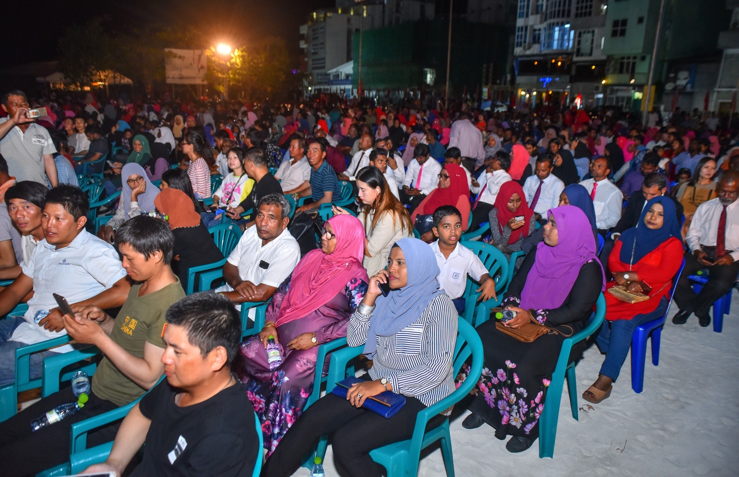 މާލެ: 30 އޯގަސްޓް 2018: ހުޅުލެ އާއި މާލެ ގުޅާލާ ބްރިޖް ހުޅުވުމުށް މިރޭ އާރޓިފިޝަލް ބީޗް ސަރަހައްދުގައި ބޭއްވި ރަސްމިއްޔާތުގައި ބައިވެރިވި ބައެއް މީހުން، މި މުނާސަބާ ގުޅުވައިގެން މިރޭ ބޭއްވި އަލިފާނުގެ ކުޅިވަރުތައް ބެލުމަށް އެތައް ހާސް ބަޔަކު އާޓިފިޝަލް ބީޗް އަށް ވަނީ ޖަމާވެފައި--. ފޮޓޯ: ނިޝާން އަލީ/މިހާރު