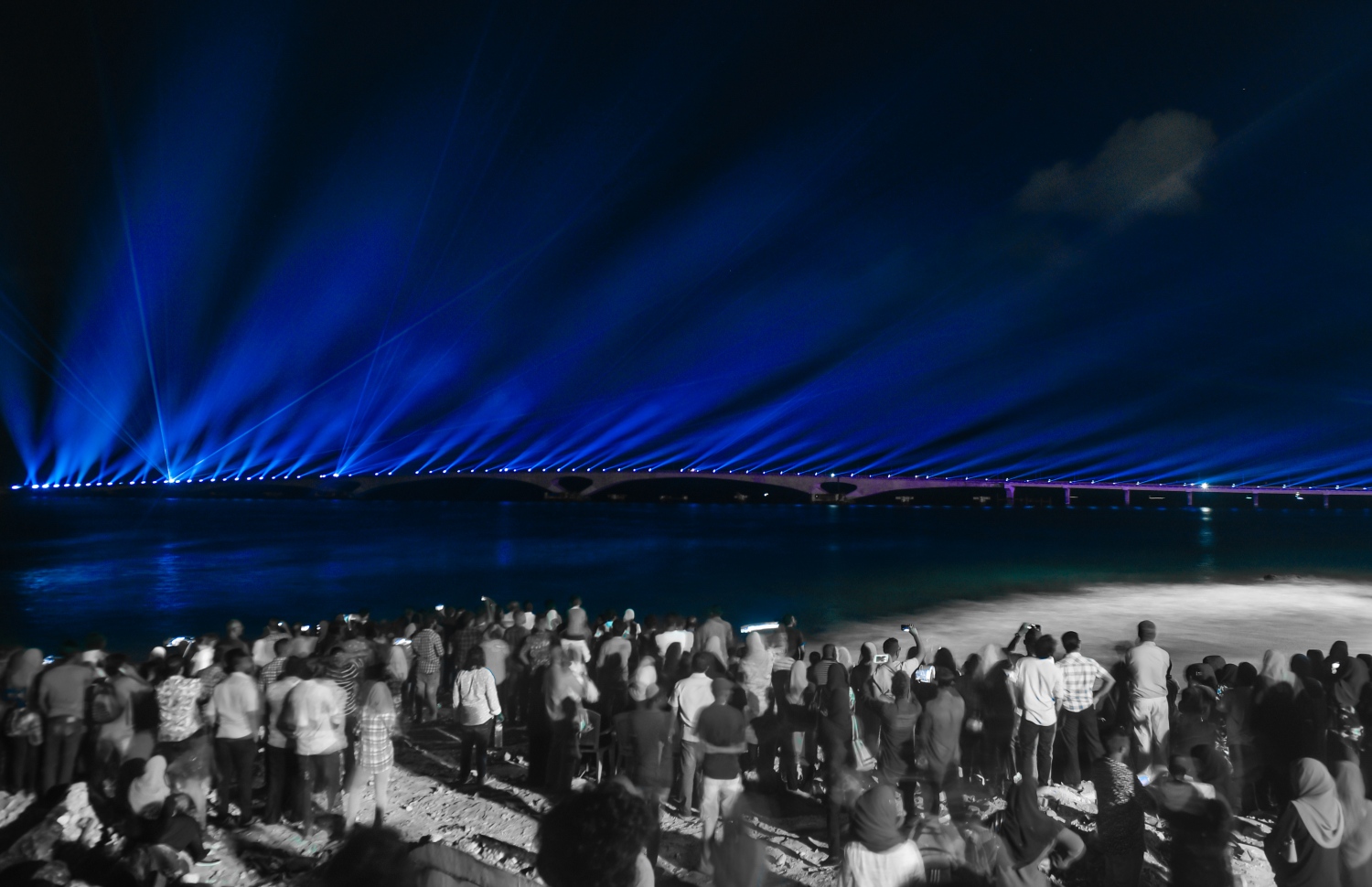 އޮގަސްޓް 30، 2018- މާލެ އާއި ހުޅުލެއާ ދެމެދު އަޅާފައިވާ ސިނަމާލެ ބްރިޖު ރަސްމީކޮށް ހުޅުވުމުގެ ތާރީޚީ ލައިޓްޝޯގެ ތެރެއިން.---ފޮޓޯ: ހުސައިން ވަހީދު/މިހާރު