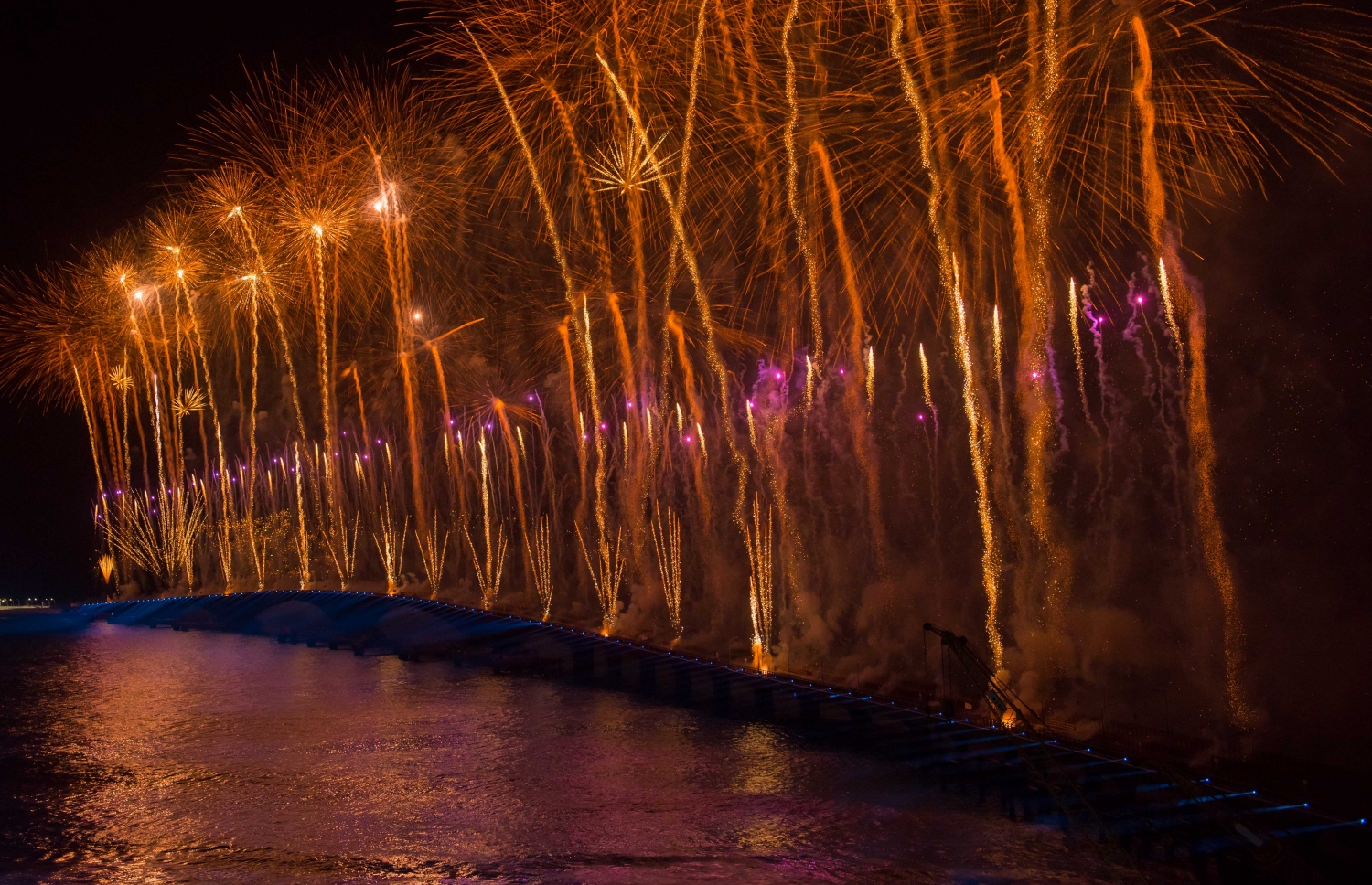 އޮގަސްޓް 30، 2018- މާލެ އާއި ހުޅުލެއާ ދެމެދު އަޅާފައިވާ ސިނަމާލެ ބްރިޖު ރަސްމީކޮށް ހުޅުވުމުގެ ތާރީޚީ ހަވާއެރުވުމުގެ ތެރެއިން.---ފޮޓޯ: ނަސްރުﷲ ސޯލިހް