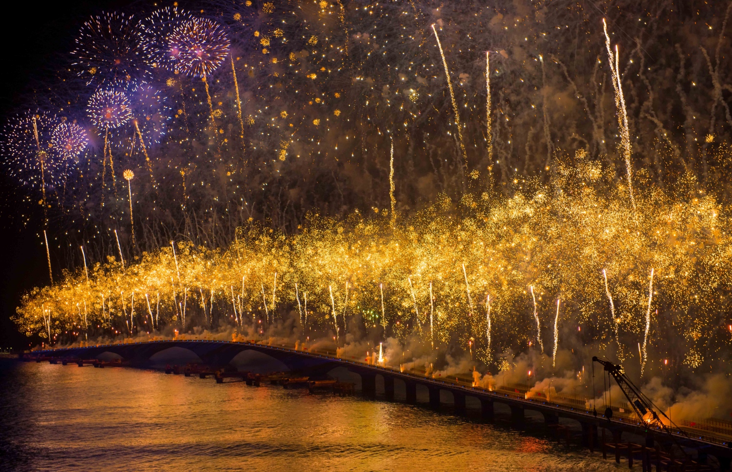 އޮގަސްޓް 30، 2018- މާލެ އާއި ހުޅުލެއާ ދެމެދު އަޅާފައިވާ ސިނަމާލެ ބްރިޖު ރަސްމީކޮށް ހުޅުވުމުގެ ތާރީޚީ ހަވާއެރުވުމުގެ ތެރެއިން.---ފޮޓޯ: ނަސްރުﷲ ސޯލިހް