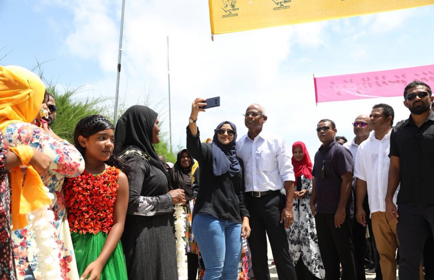 އިބޫ މިއަދު ވާދޫ އަށް ވަޑައިގަތުމުން، އެ ރަށު މީހަކު އިބޫއާއެކު ސެލްފީއެއް ނަންގަވަނީ. - ފޮޓޯ: އެމްޑީޕީ