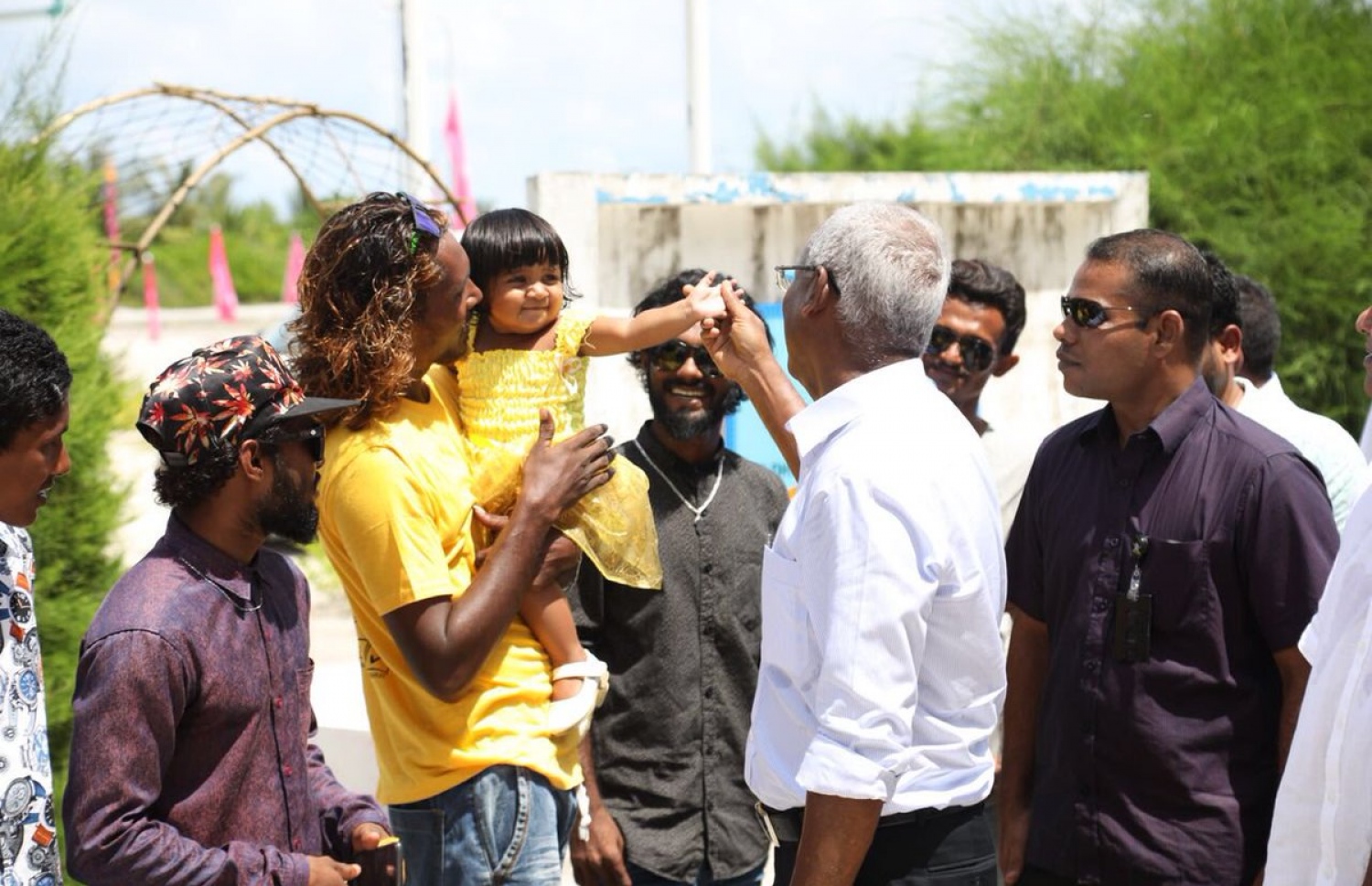 އިބޫ މިއަދު ވާދޫ އަށް ވަޑައިގެން ކުޑަ ކުއްޖަކާ މިއަދު ސަލާމް ކުރައްވަނީ. އިބޫ ވާދޫއަށް ވަޑައިގަތުމުން ގިނަ އަދަދެއްގެ ބަޔަކު އޭނާ އަށް މަރުހަބާ ދެންނެވި. - ފޮޓޯ: އެމްޑީޕީ