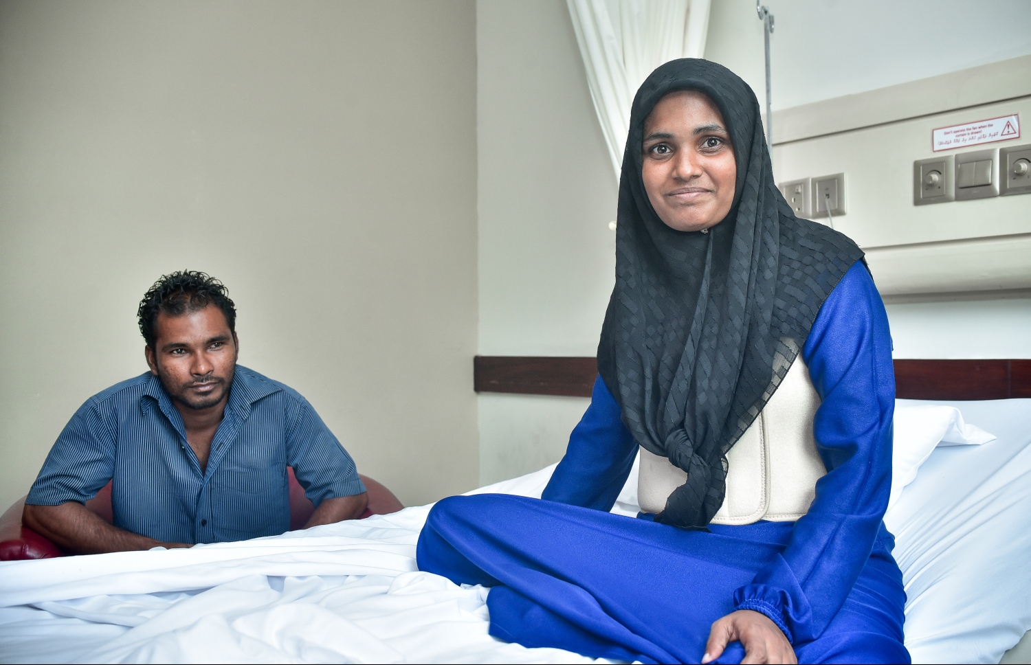 ތަހުމީނާ އާއި ފިރިމީހާ މޫސައާ އެކު އޭޑީކޭ ހޮސްޕިޓަލްގައި: އޮޕަރޭޝަނަށް ފަހު އޭނާގެ ހާލު މިހާރު ރަނގަޅު -- މިހާރު ފޮޓޯ: ނިޝާން އަލީ